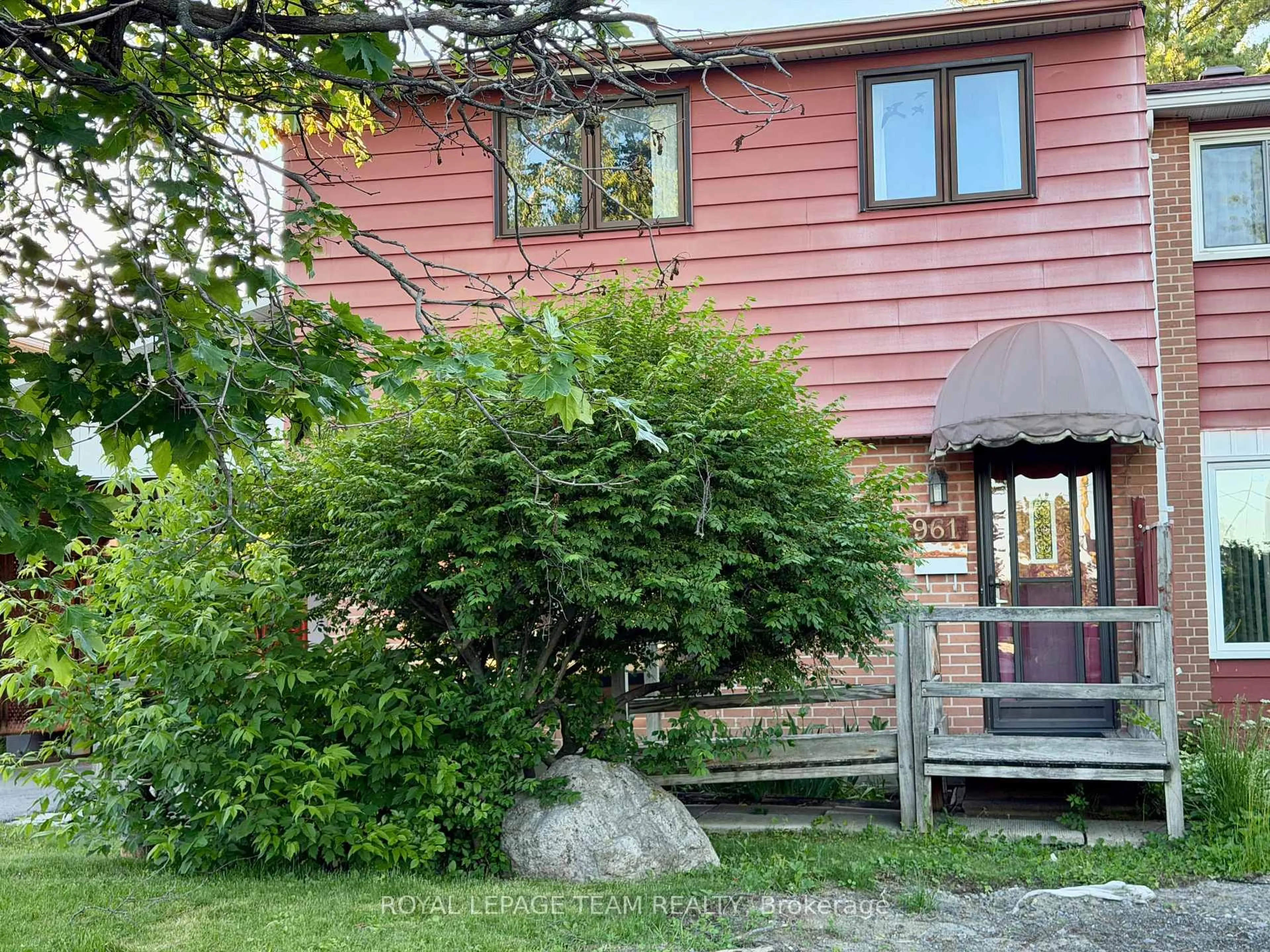 A pic from outside/outdoor area/front of a property/back of a property/a pic from drone, street for 961 Greenbriar Ave, Ottawa Ontario K2C 0J8