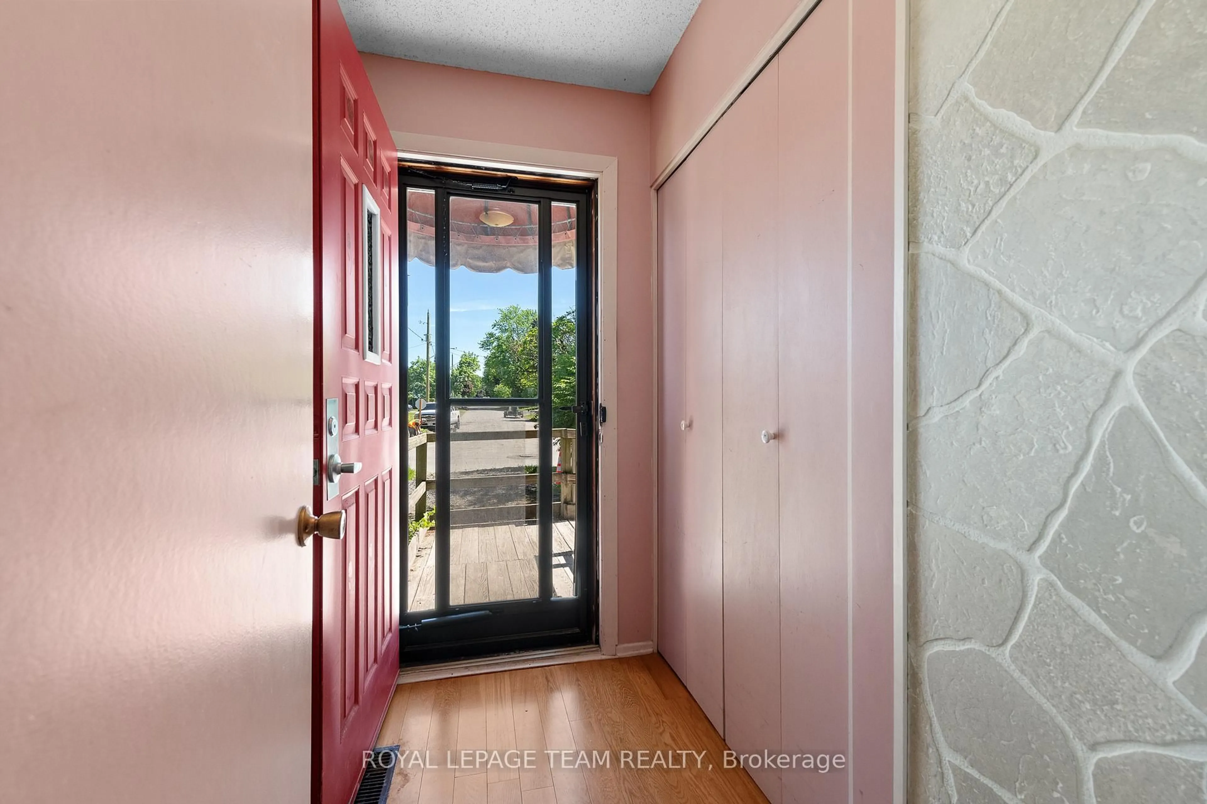 Indoor entryway for 961 Greenbriar Ave, Ottawa Ontario K2C 0J8