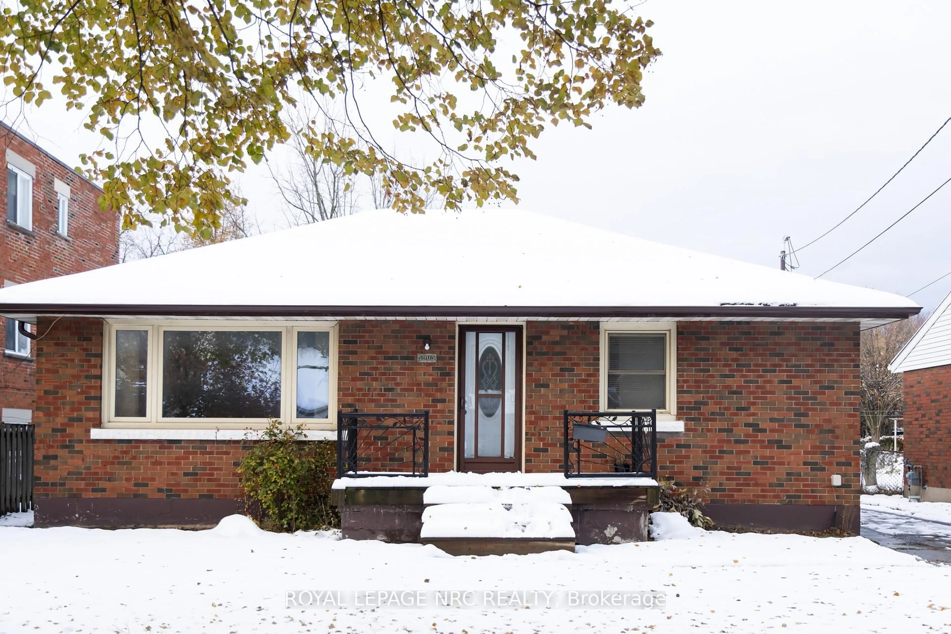 Home with brick exterior material, street for 5905 Valley Way, Niagara Falls Ontario L2E 1X9
