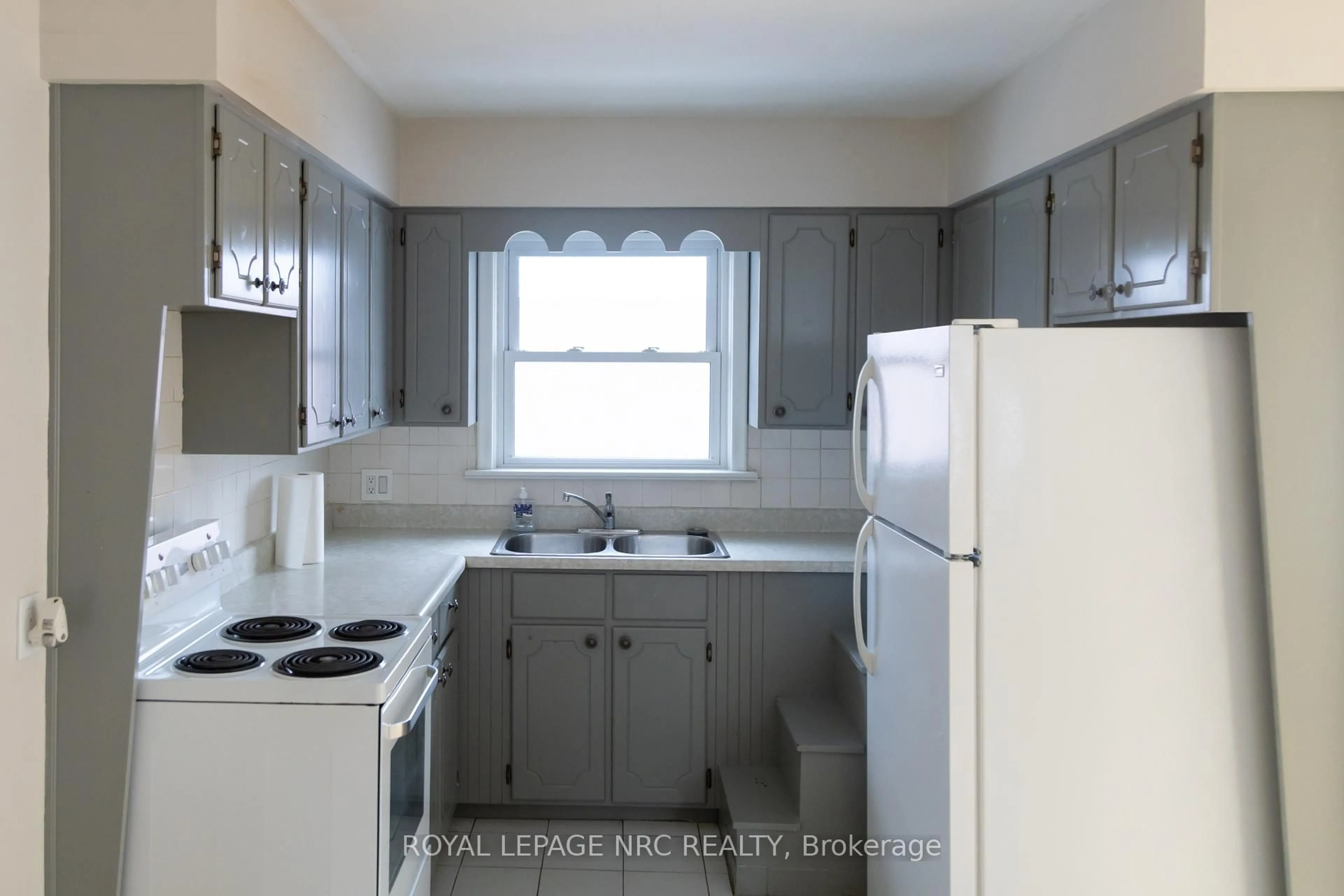 Standard kitchen, unknown for 5905 Valley Way, Niagara Falls Ontario L2E 1X9