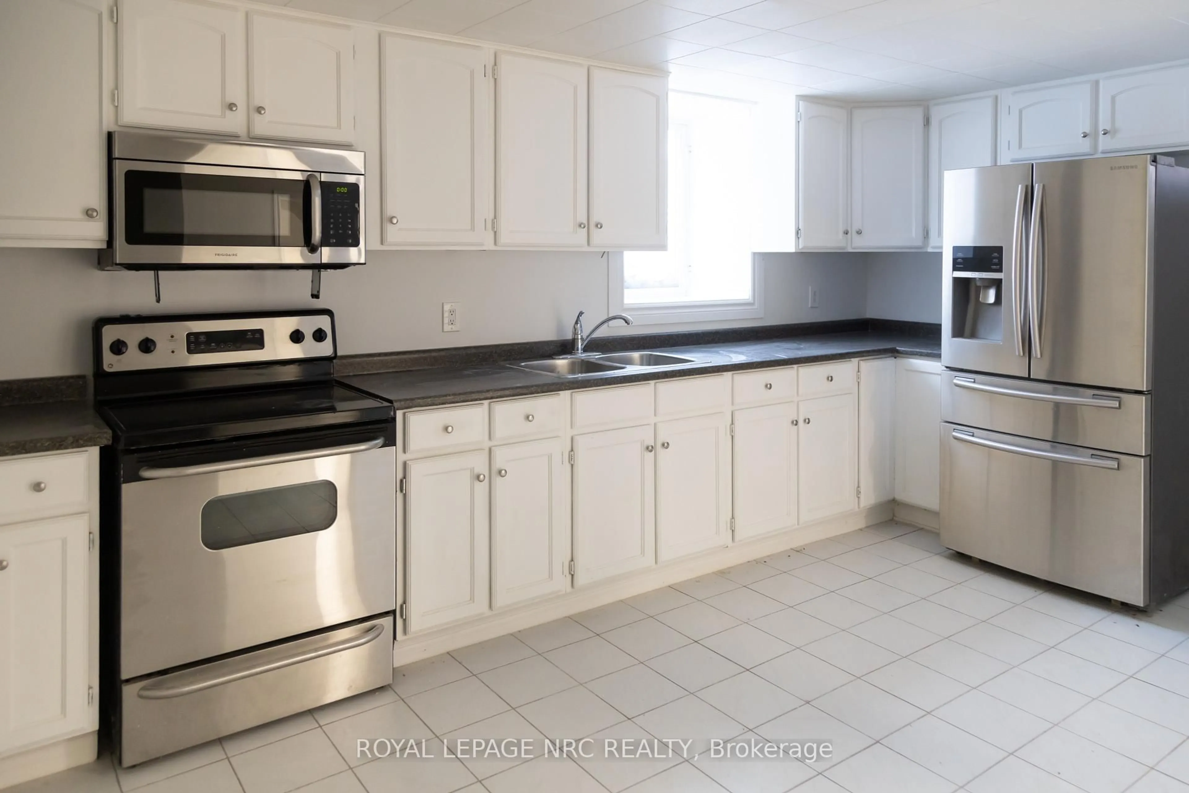 Standard kitchen, ceramic/tile floor for 5905 Valley Way, Niagara Falls Ontario L2E 1X9
