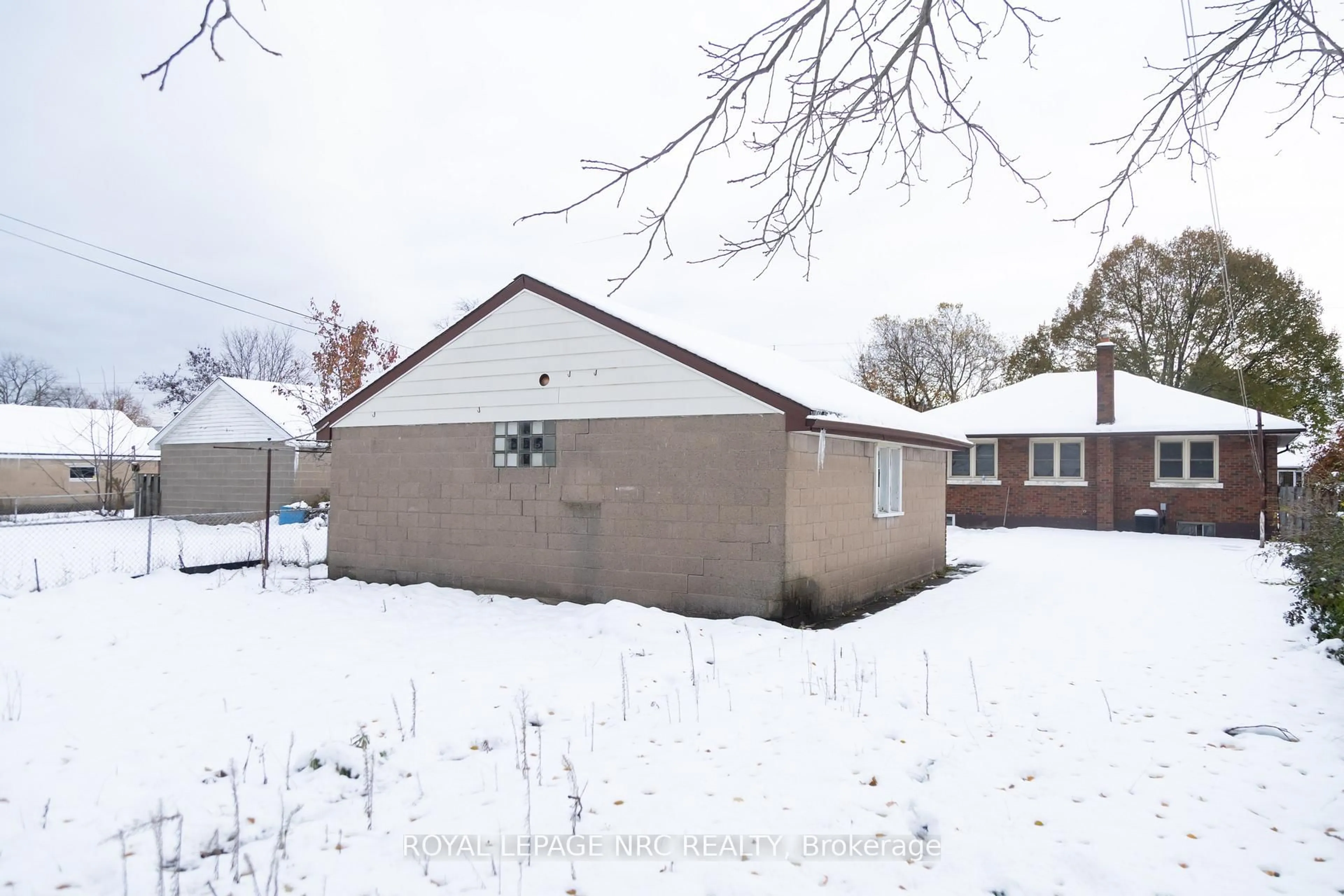 A pic from outside/outdoor area/front of a property/back of a property/a pic from drone, street for 5905 Valley Way, Niagara Falls Ontario L2E 1X9
