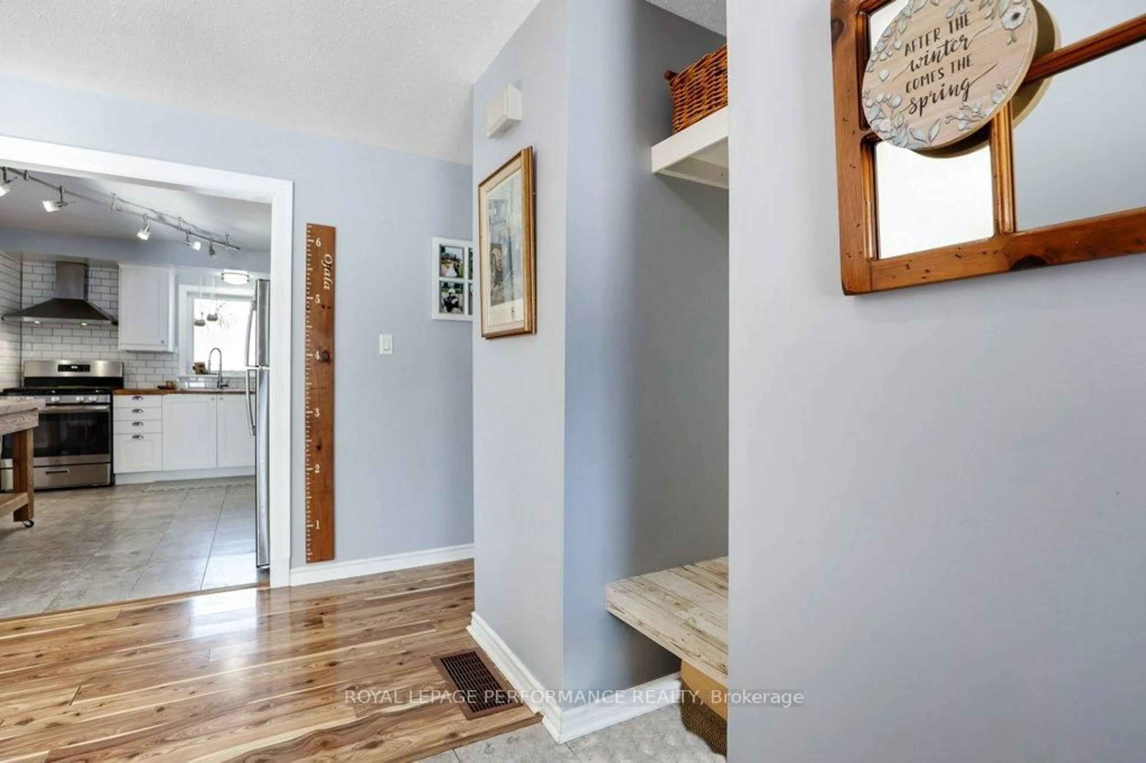 Indoor entryway for 40 Heritage Rd, Russell Ontario K4R 1A9