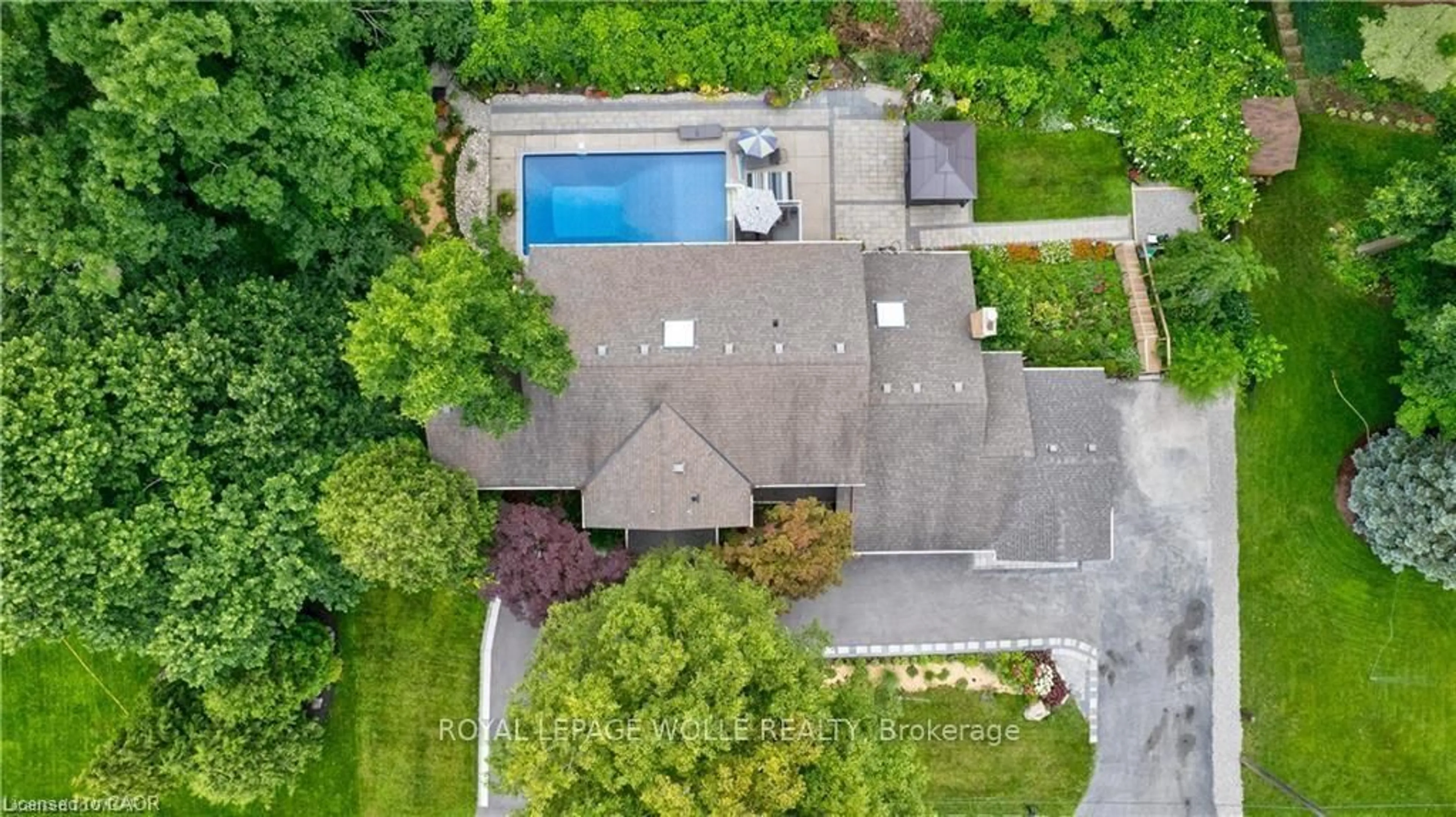A pic from outside/outdoor area/front of a property/back of a property/a pic from drone, street for 355 Edgehill Dr, Kitchener Ontario N2P 2C8