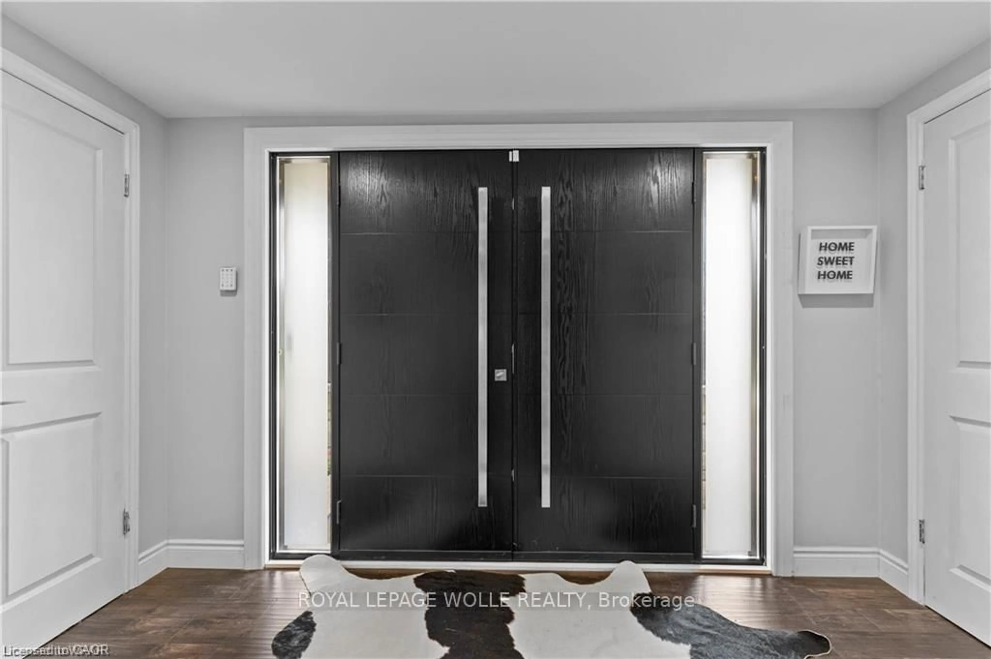 Indoor entryway for 355 Edgehill Dr, Kitchener Ontario N2P 2C8