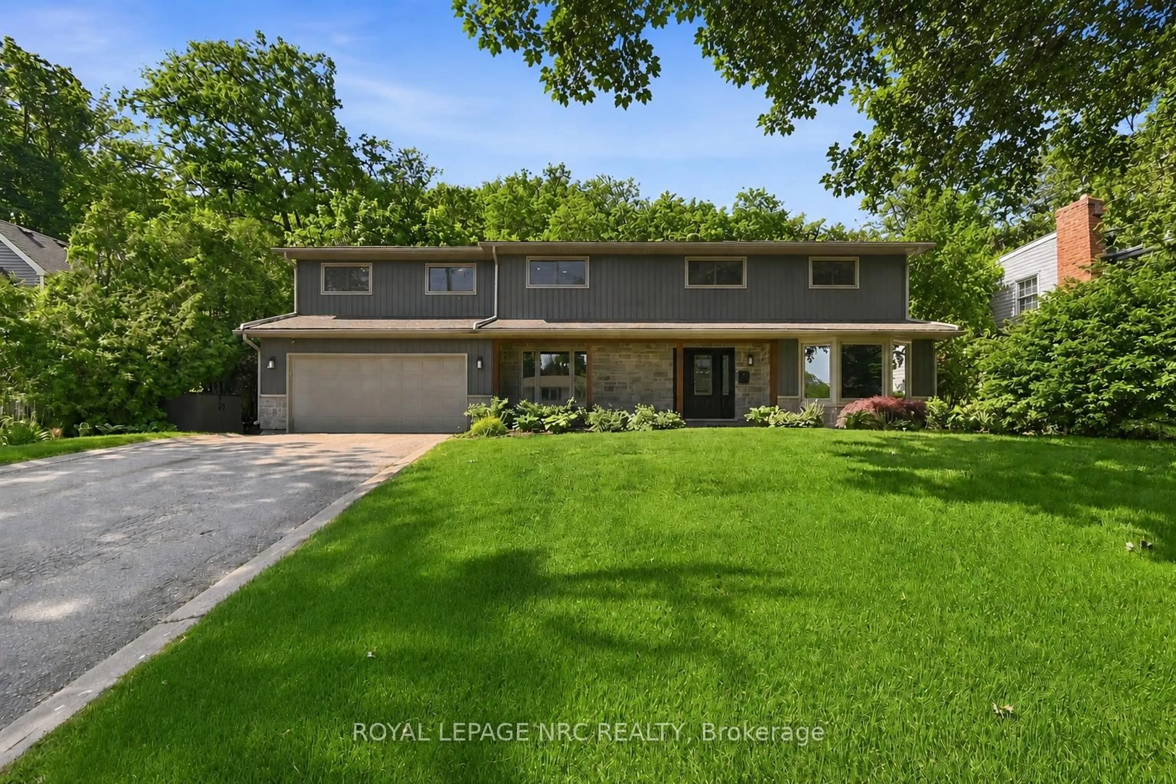 A pic from outside/outdoor area/front of a property/back of a property/a pic from drone, street for 94 Dorchester Dr, Grimsby Ontario L3M 1A8