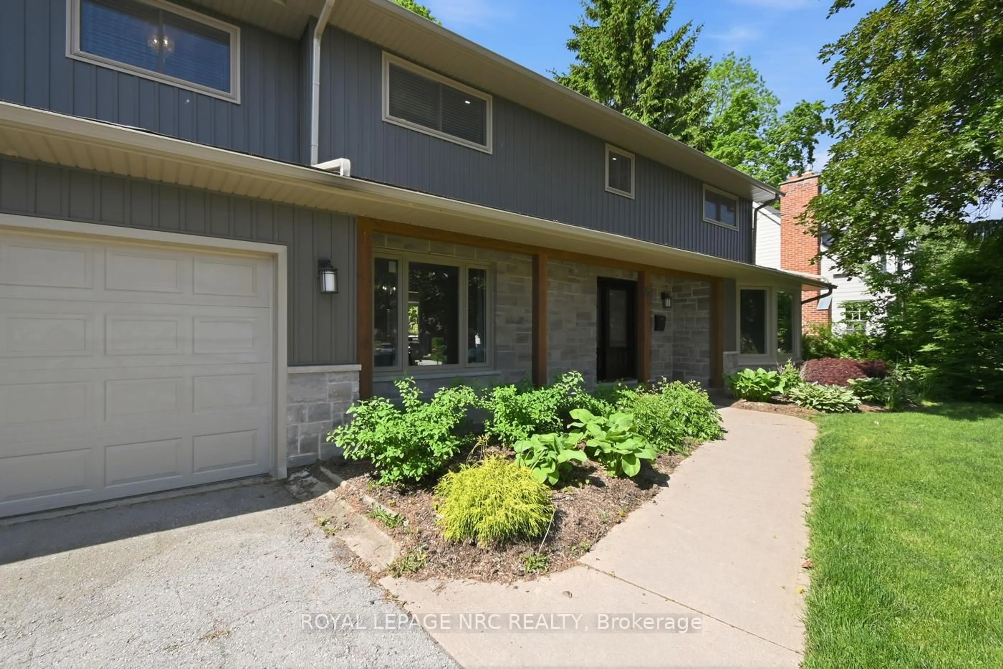 Home with brick exterior material, street for 94 Dorchester Dr, Grimsby Ontario L3M 1A8