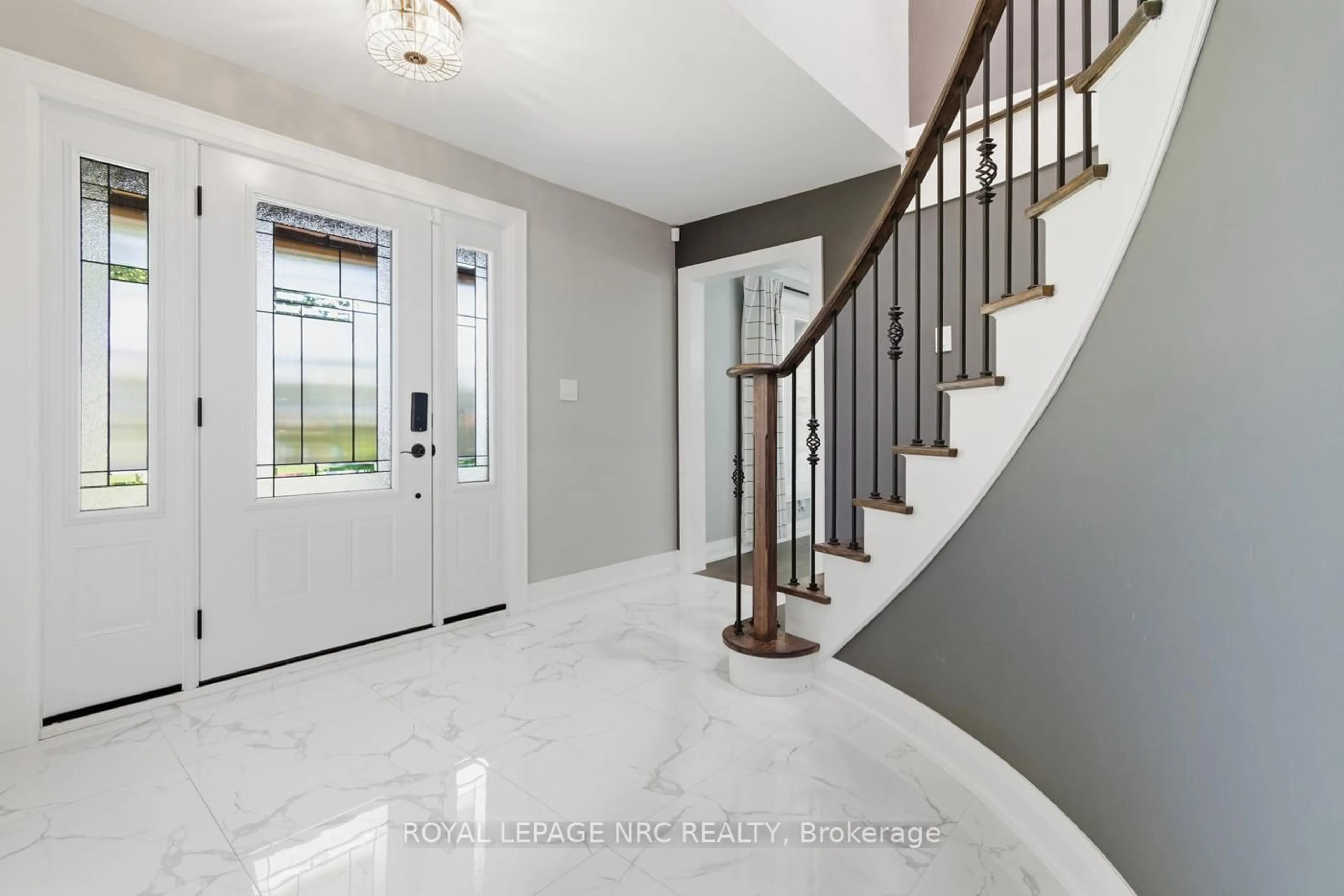 Indoor entryway for 94 Dorchester Dr, Grimsby Ontario L3M 1A8