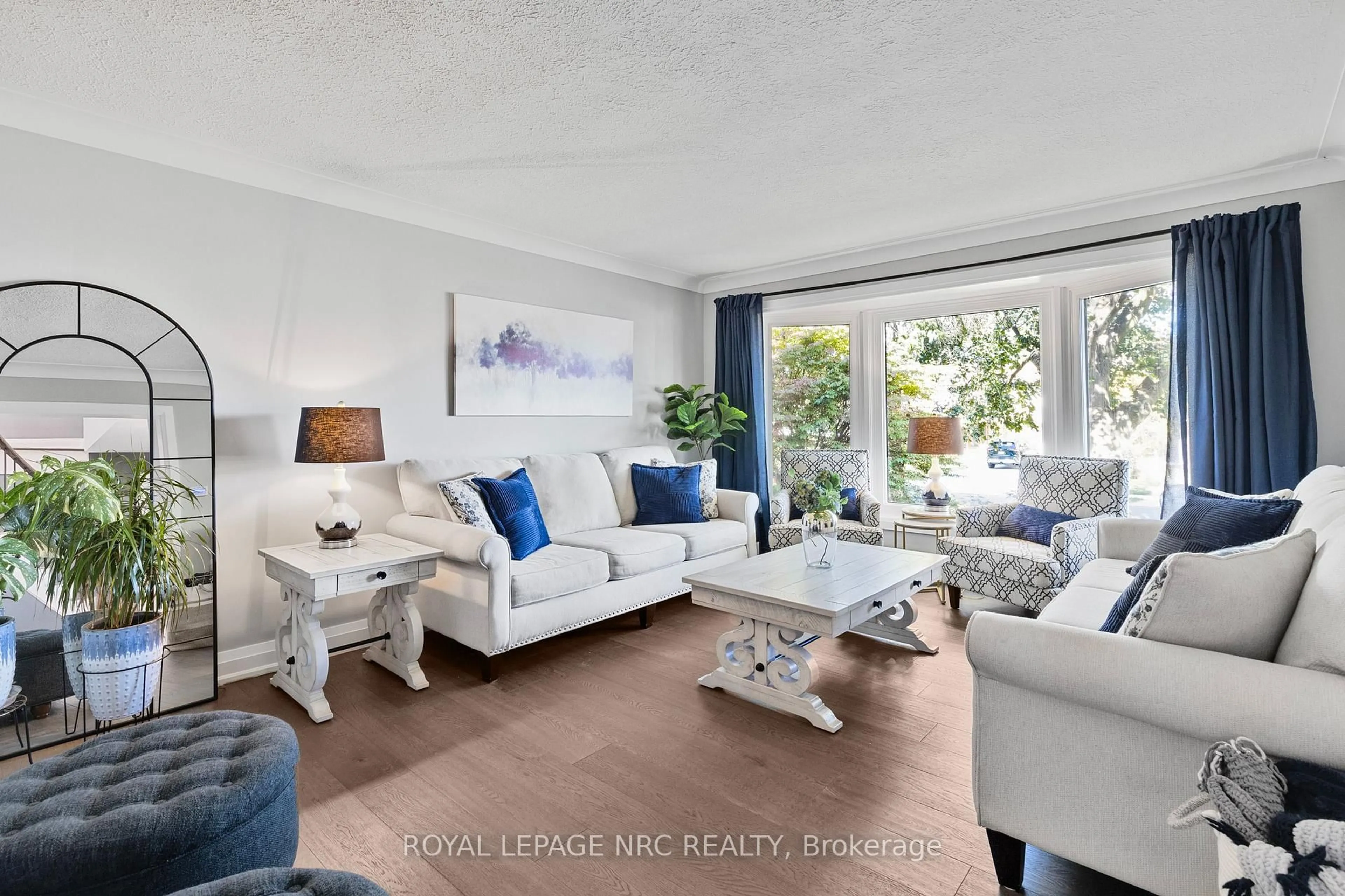 Living room with furniture, unknown for 94 Dorchester Dr, Grimsby Ontario L3M 1A8