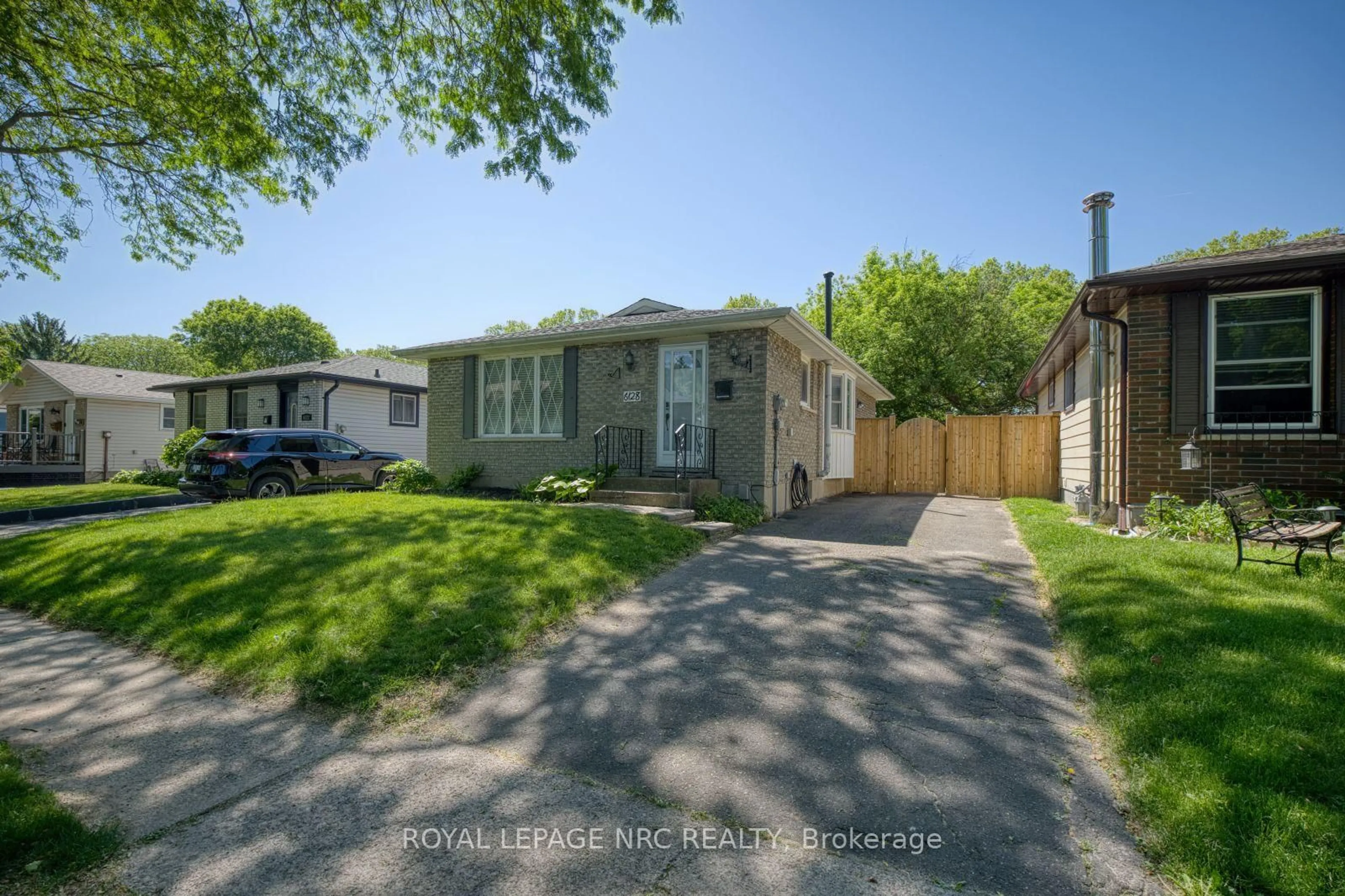 A pic from outside/outdoor area/front of a property/back of a property/a pic from drone, street for 6128 STROHAN St, Niagara Falls Ontario L2J 3J4