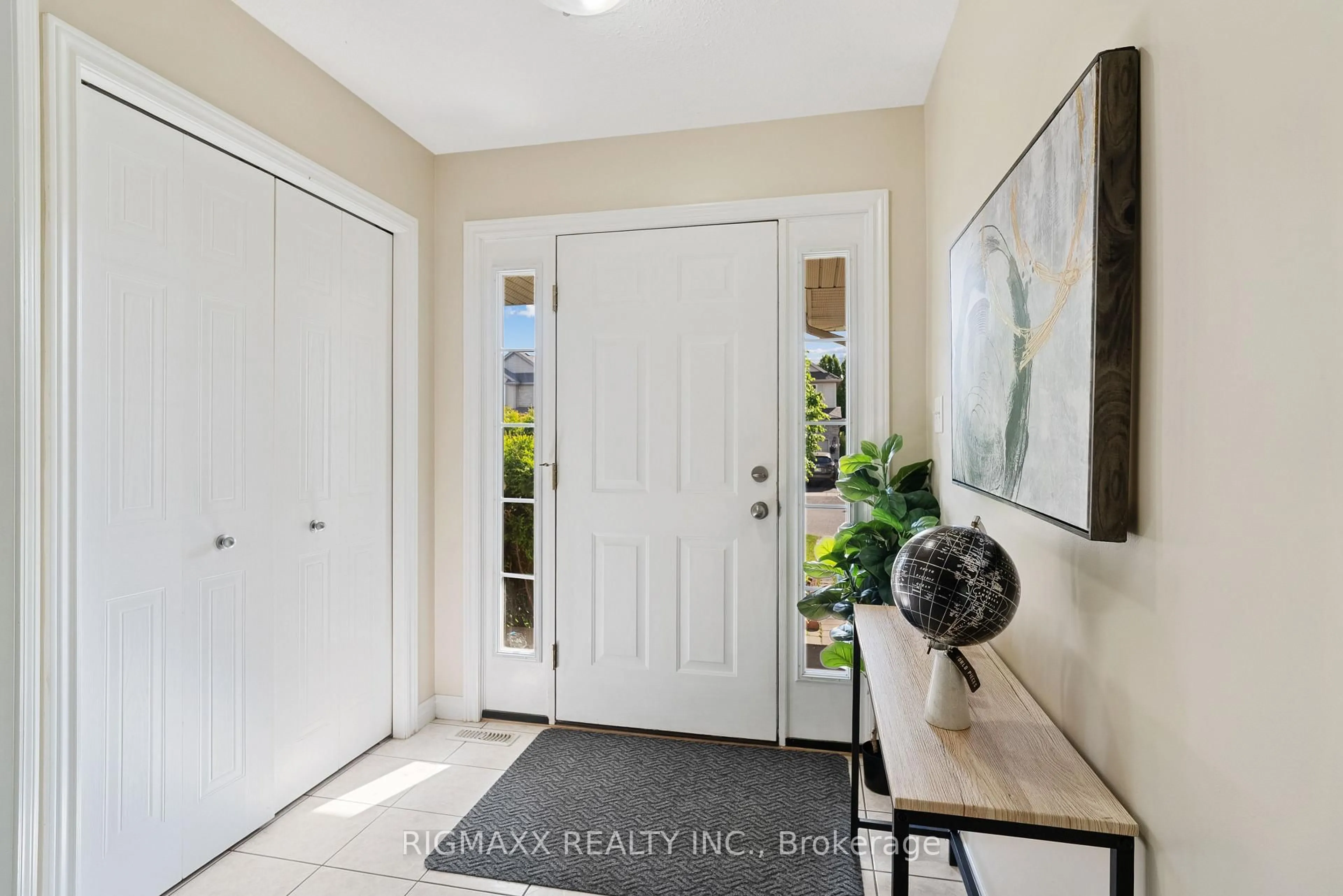 Indoor entryway for 1759 Mickleborough Dr, London North Ontario N6G 5R4