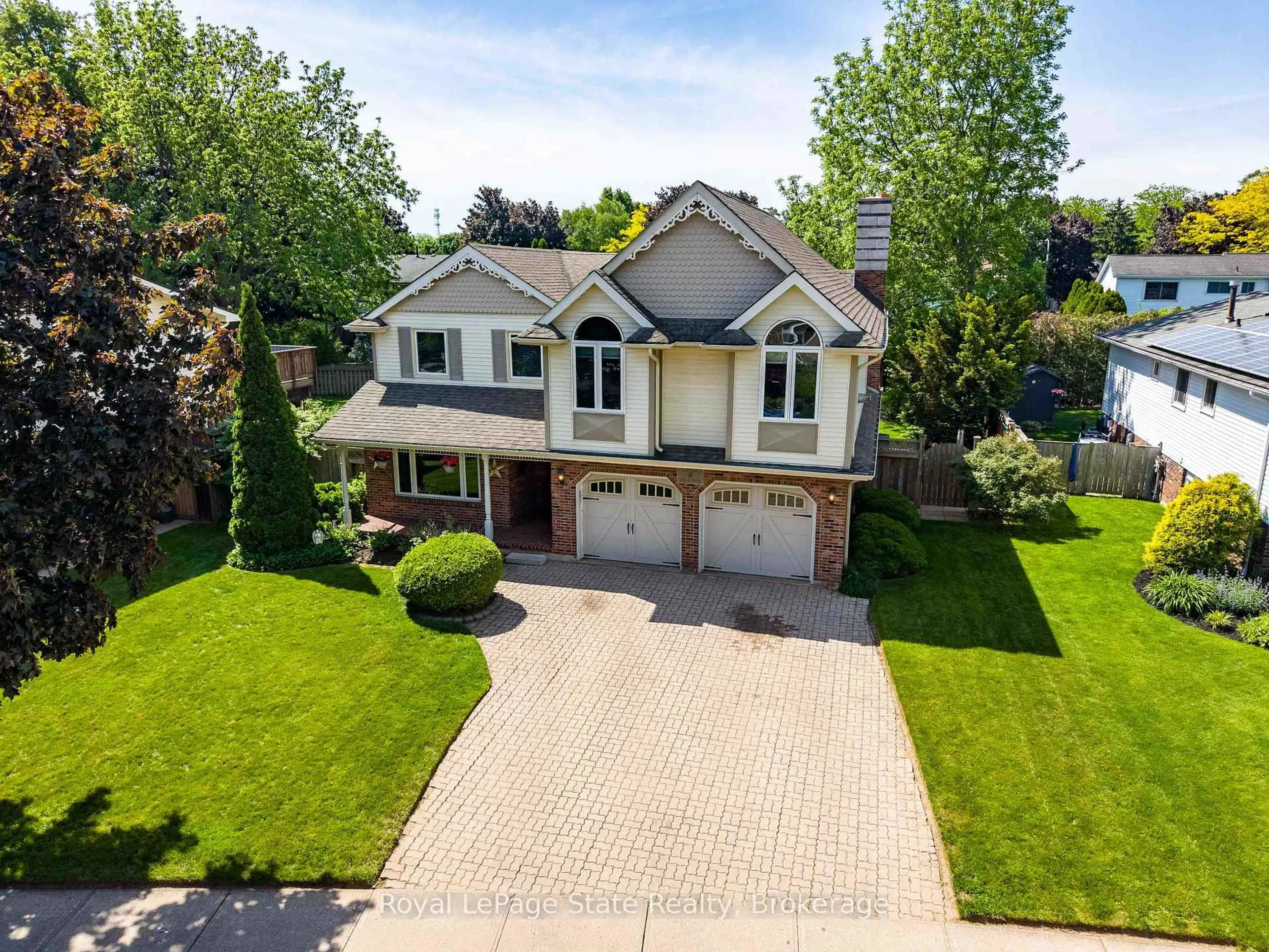 A pic from outside/outdoor area/front of a property/back of a property/a pic from drone, street for 8 Cheval Dr, Grimsby Ontario L3M 4P9