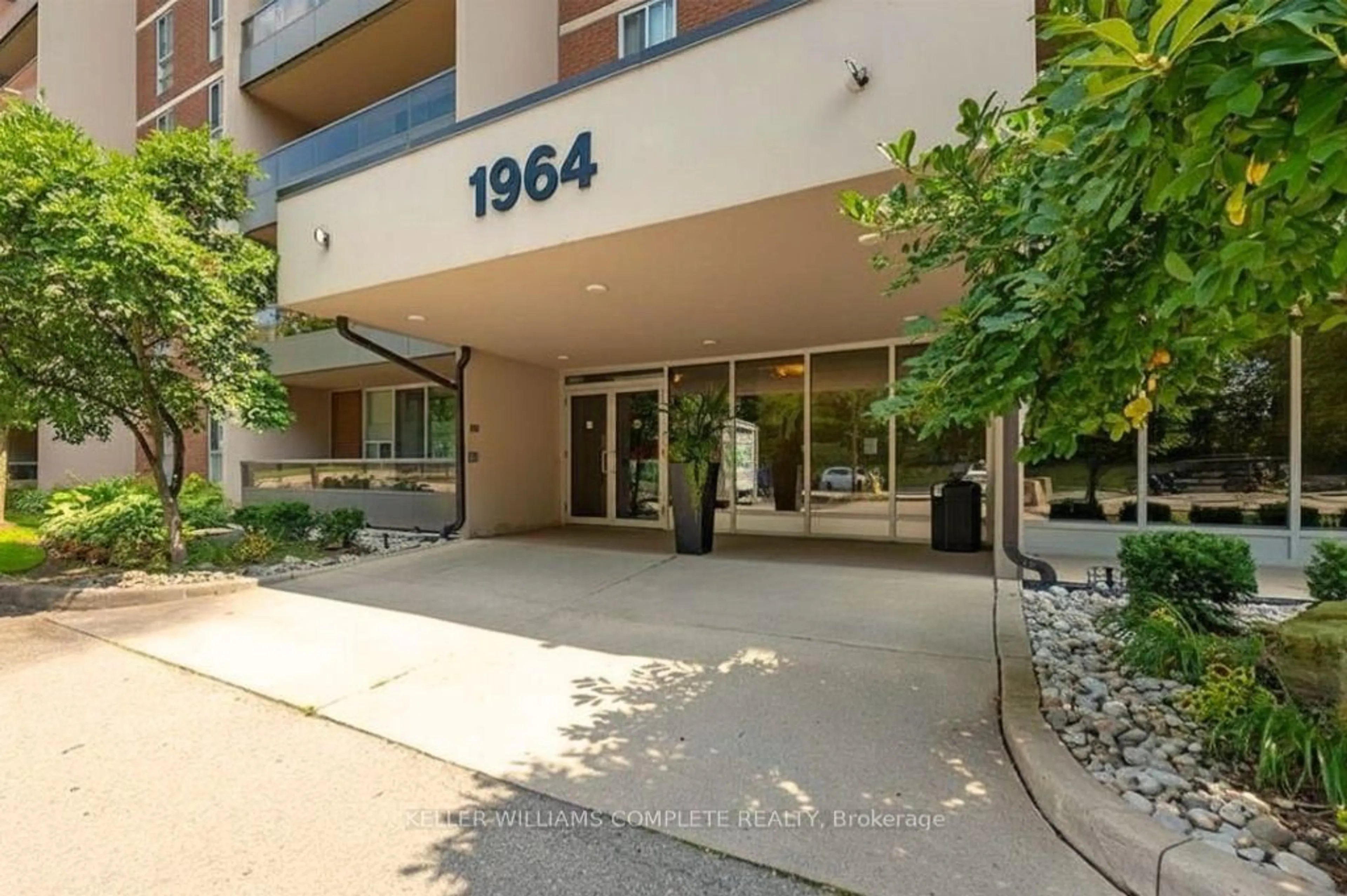Indoor foyer for 1964 Main St #1508, Hamilton Ontario L8S 1J5