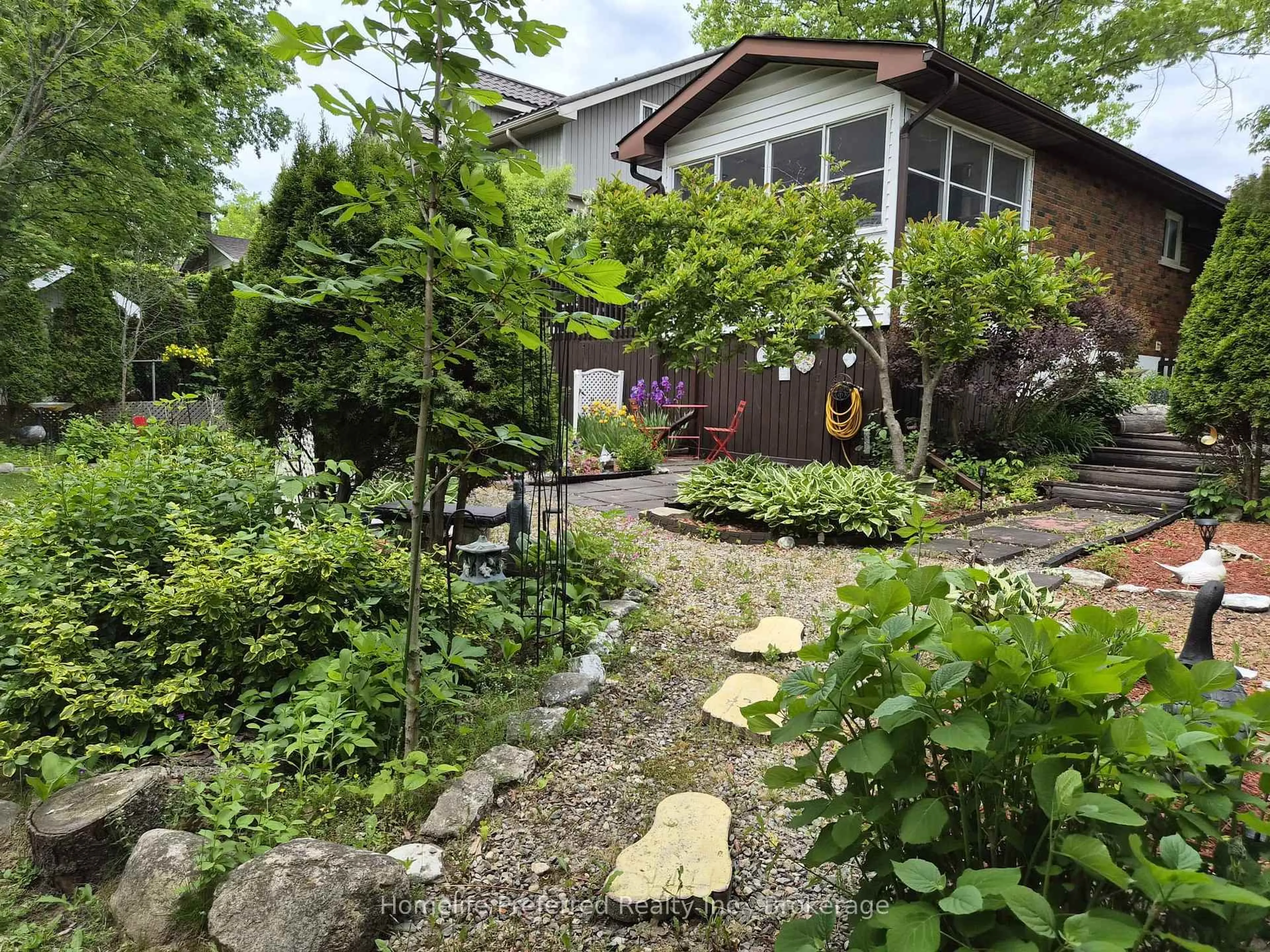 Patio, street for 893 Cumberland Ave, Peterborough Ontario K9H 7B3