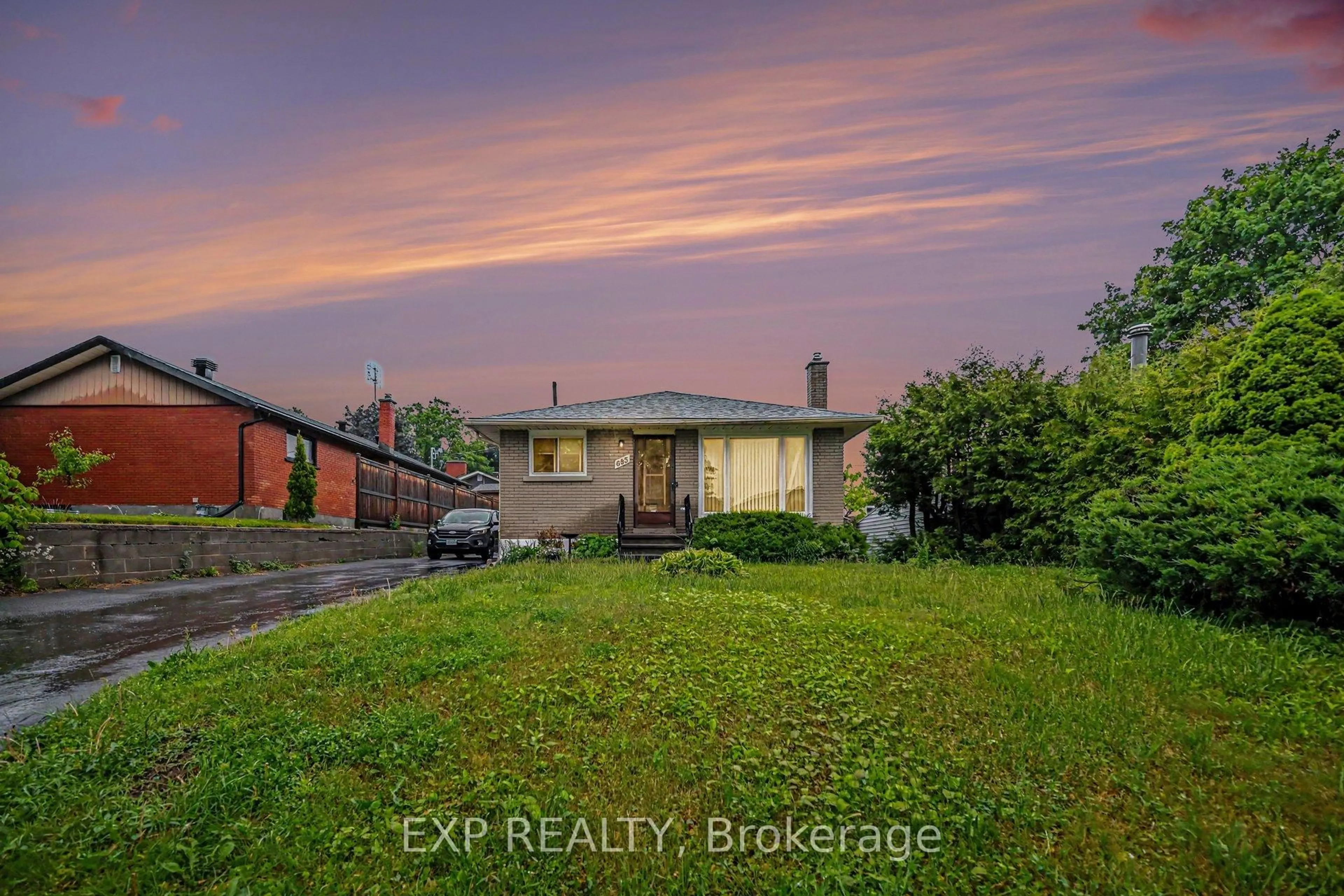 A pic from outside/outdoor area/front of a property/back of a property/a pic from drone, street for 685 Crystal St, Ottawa Ontario K1K 2G1