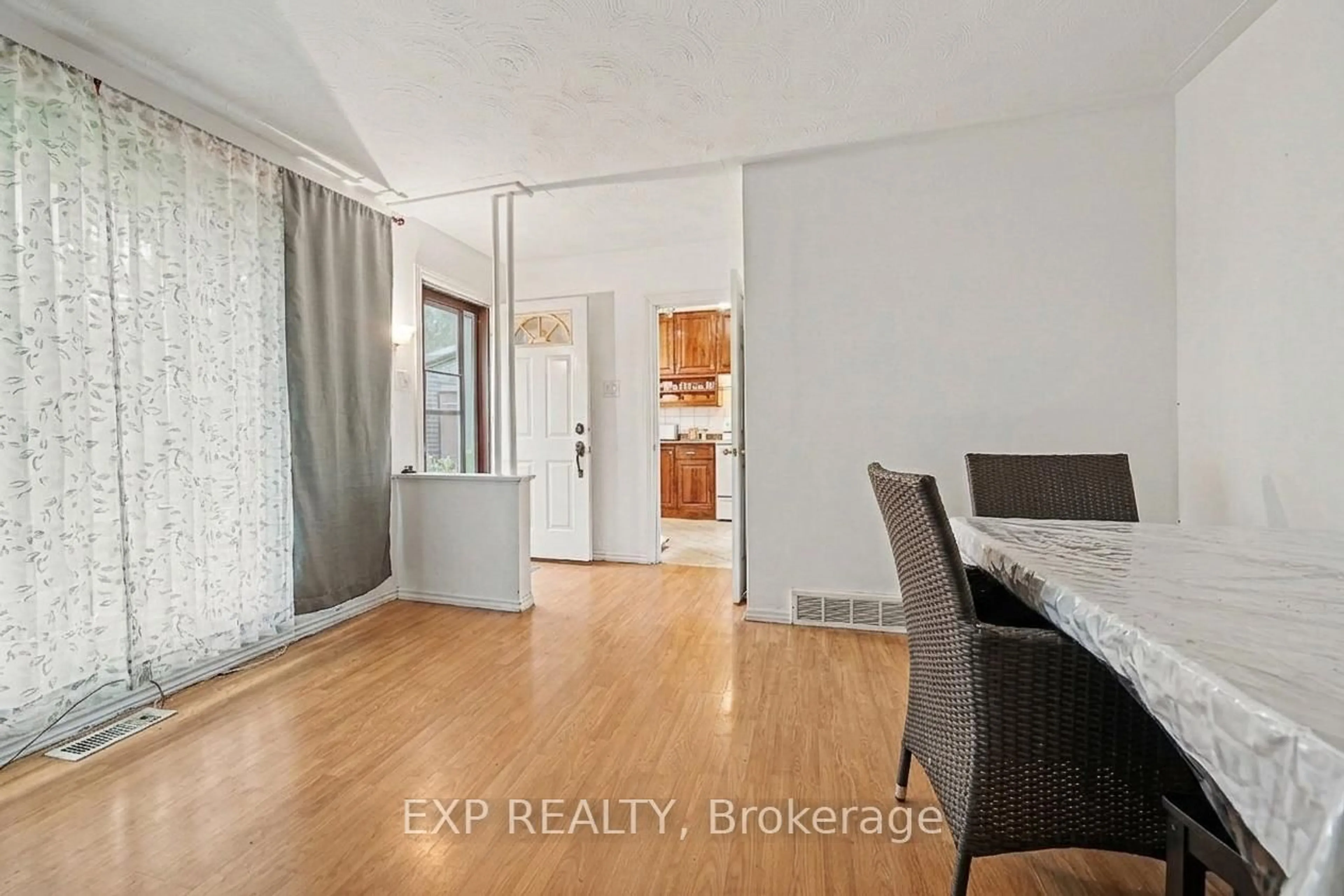 A pic of a room for 685 Crystal St, Ottawa Ontario K1K 2G1