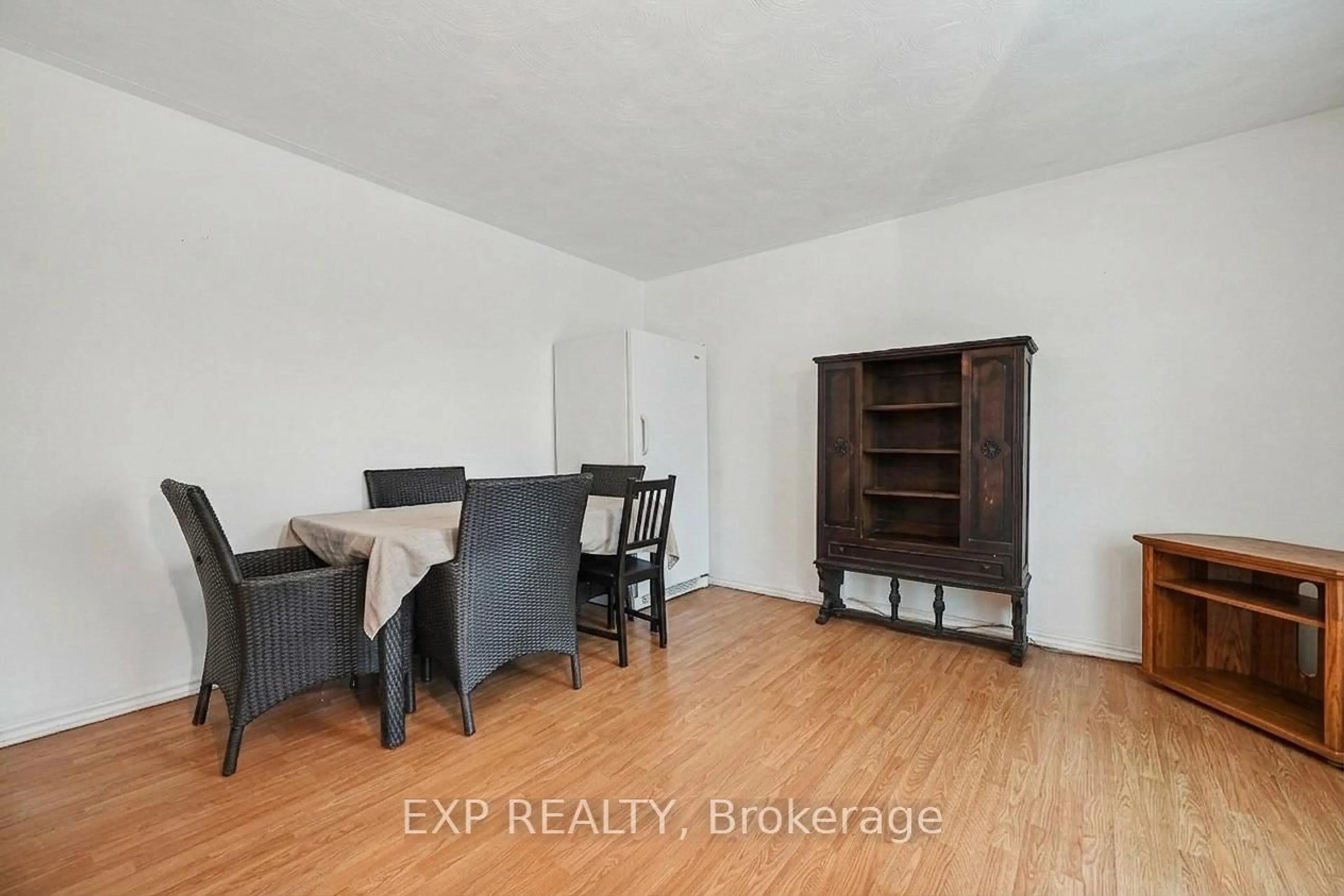 A pic of a room for 685 Crystal St, Ottawa Ontario K1K 2G1