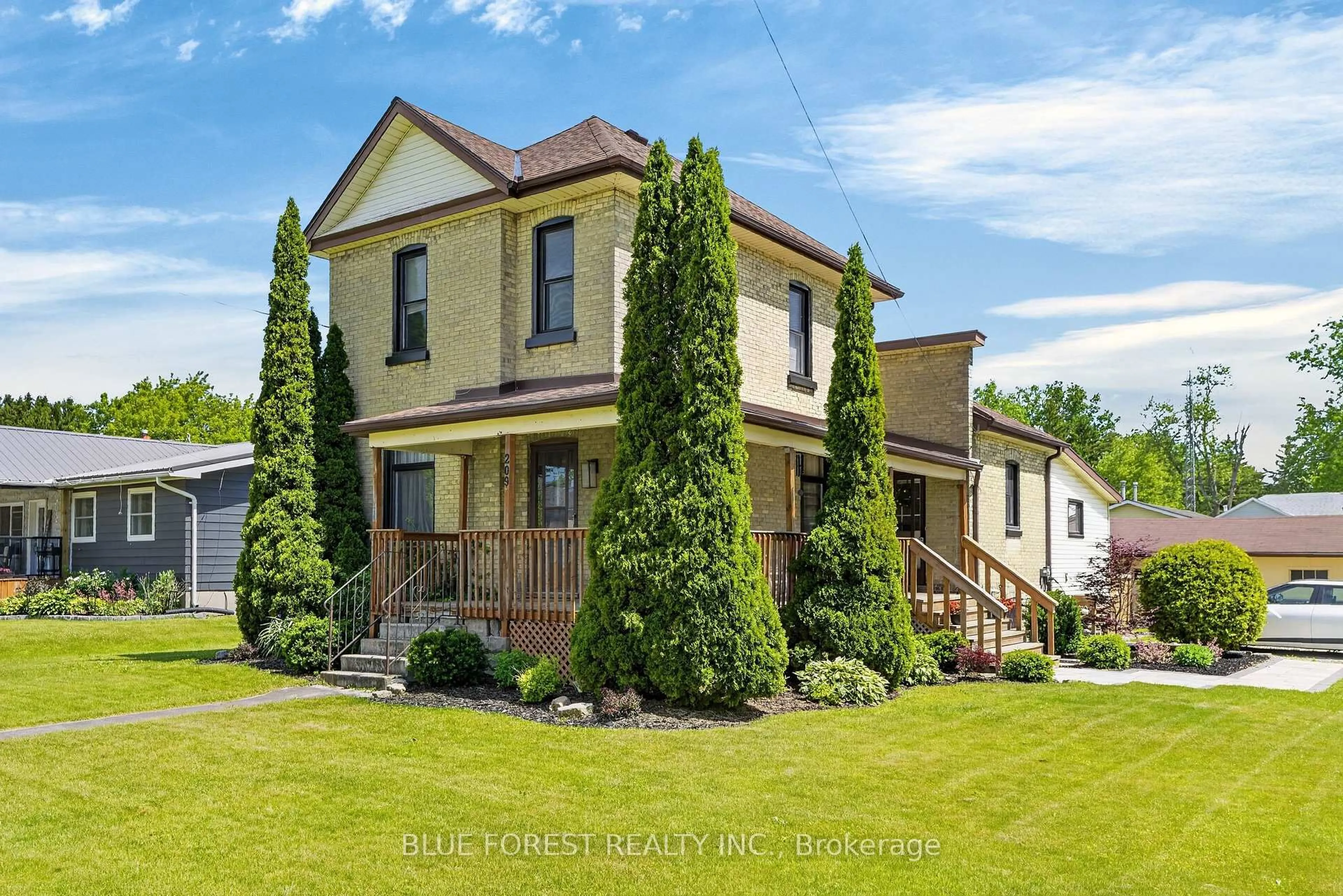 A pic from outside/outdoor area/front of a property/back of a property/a pic from drone, street for 209 MARGARET St, Dutton/Dunwich Ontario N0L 1J0