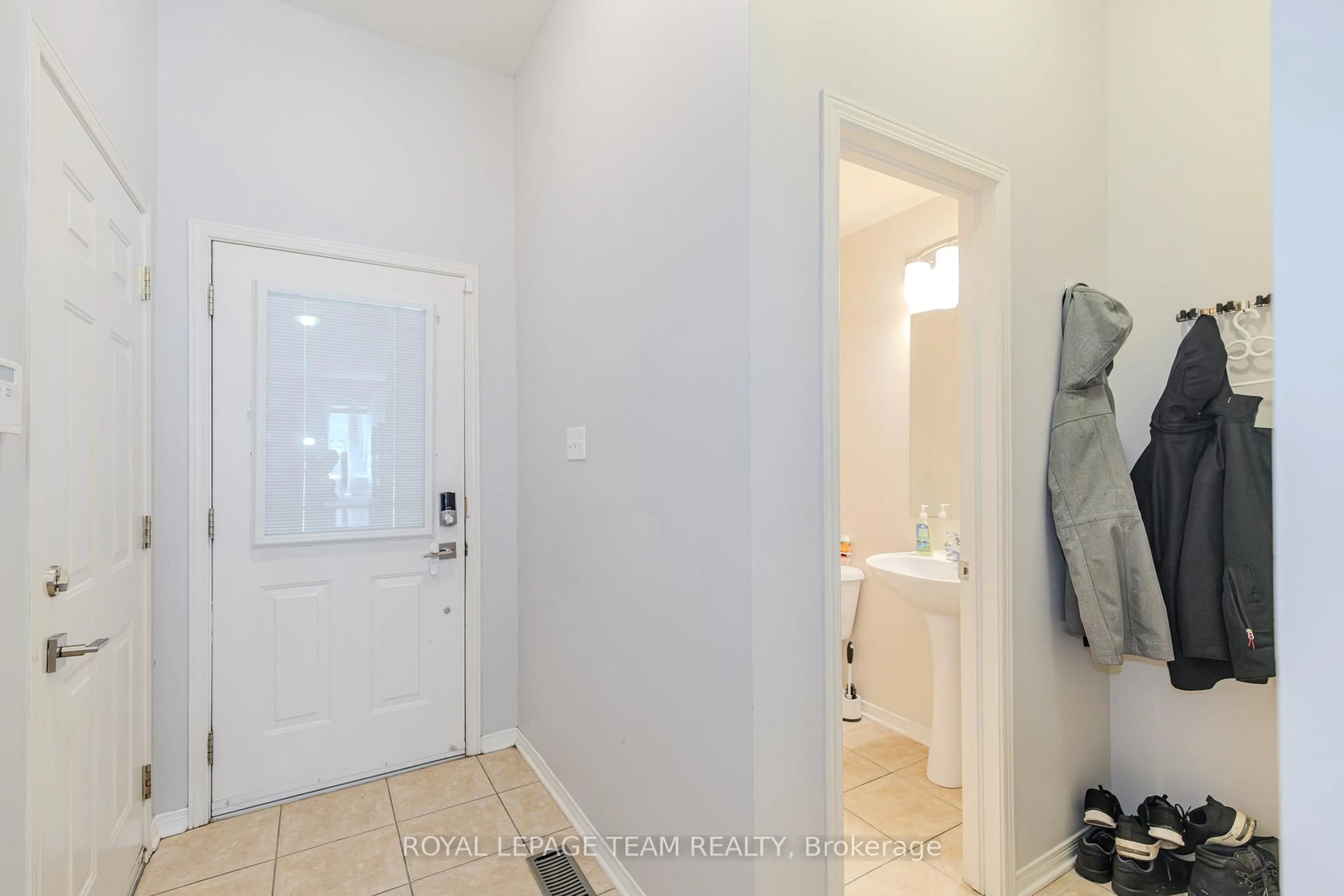 Indoor entryway for 316 BRYARTON St, Ottawa Ontario K1C 7R5