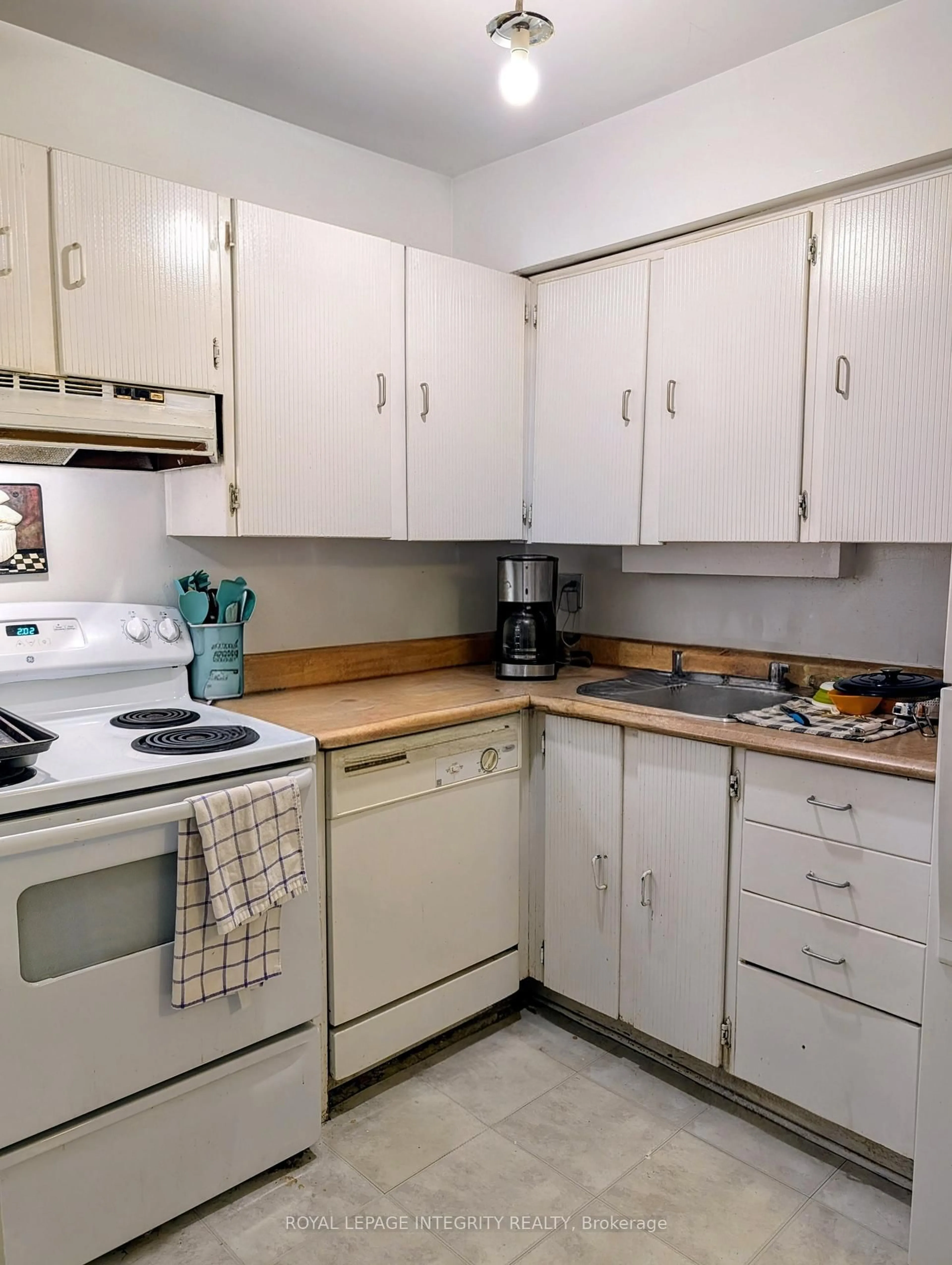 Standard kitchen, unknown for 1332 Foxwell St #83, Ottawa Ontario K1B 5J2