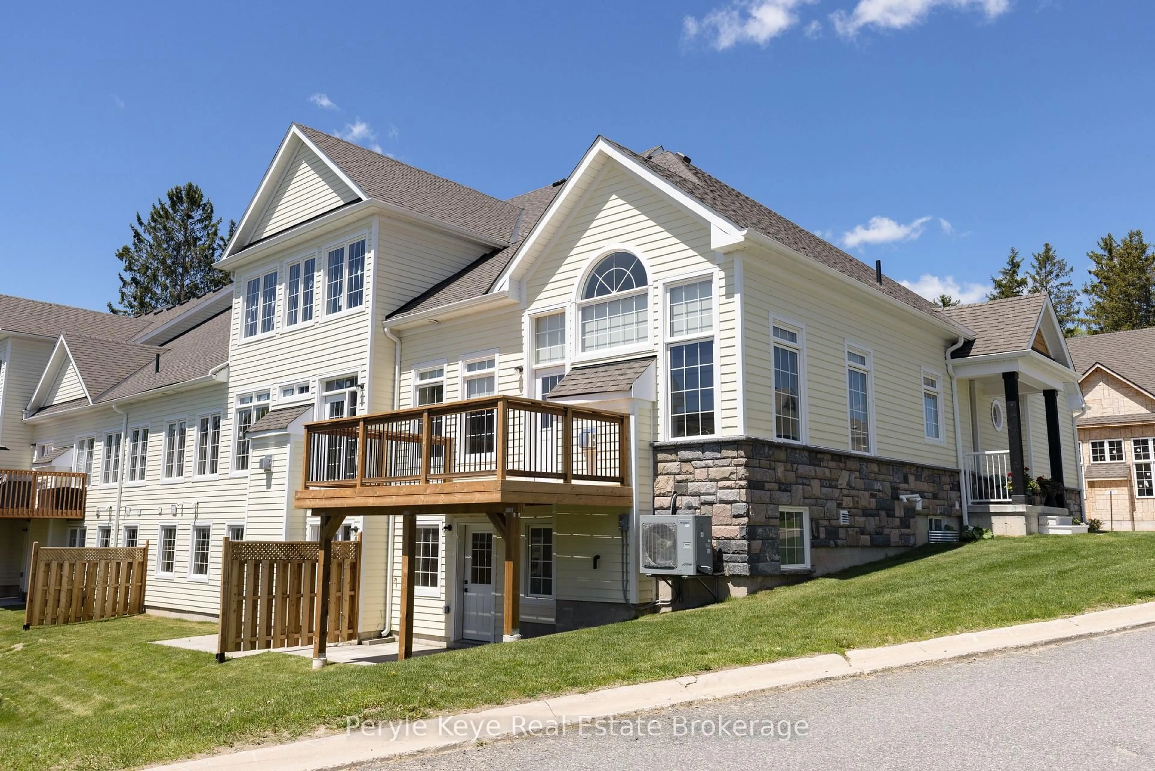 Home with vinyl exterior material, mountain view for 2 Leeds Crt, Bracebridge Ontario P1L 0B7