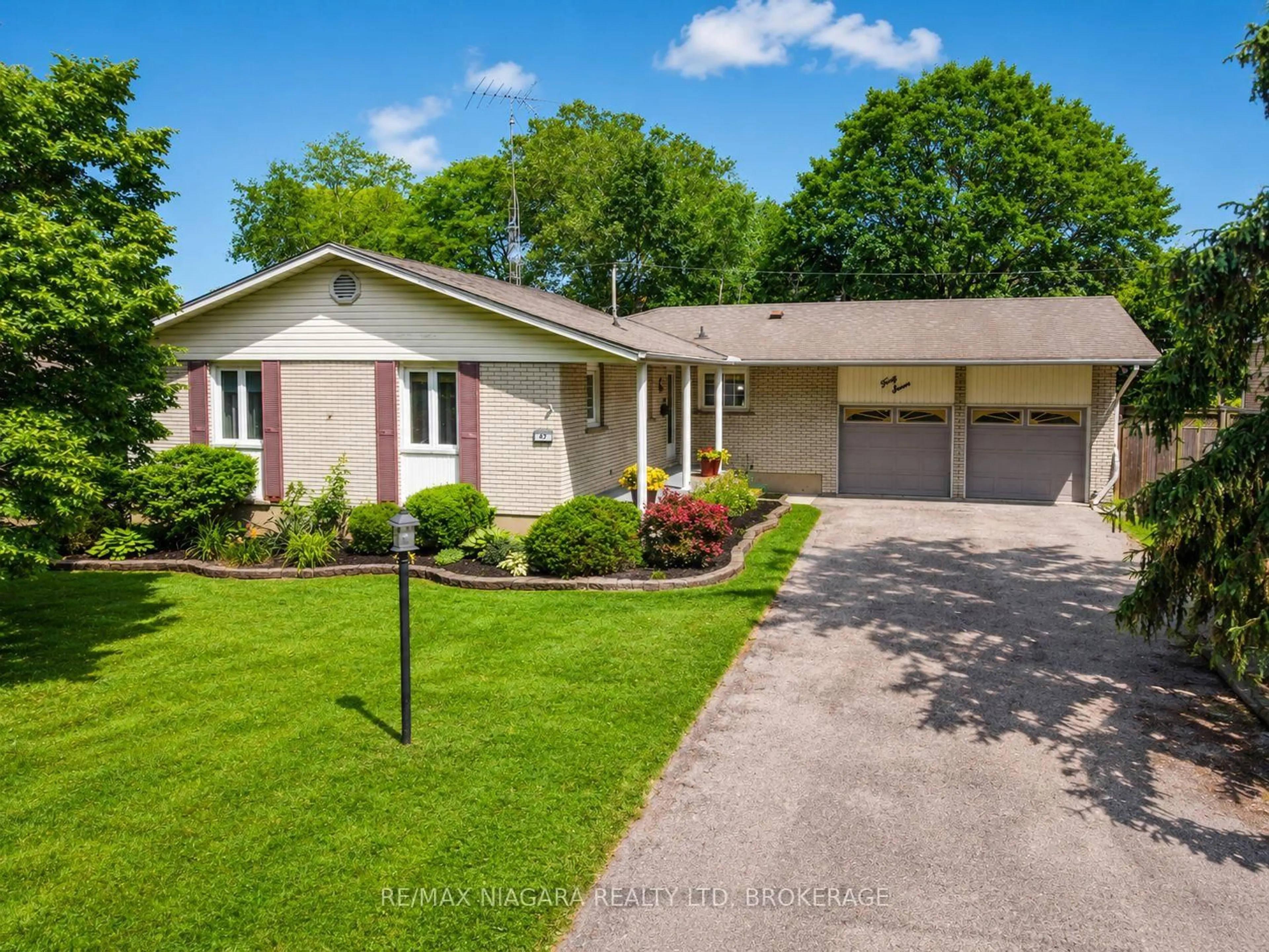 A pic from outside/outdoor area/front of a property/back of a property/a pic from drone, street for 47 Windermere Rd, St. Catharines Ontario L2T 3W1