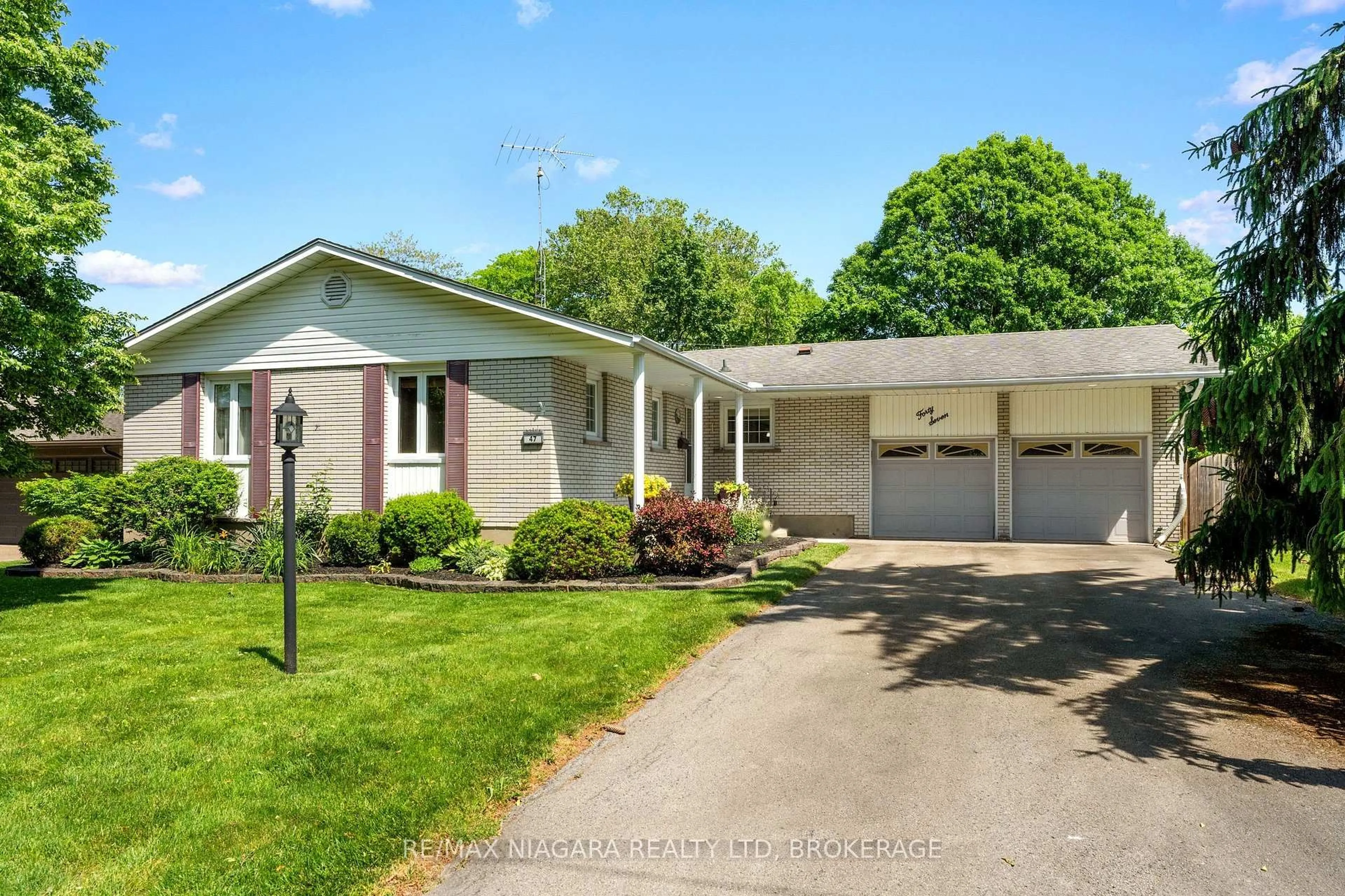 Home with vinyl exterior material, street for 47 Windermere Rd, St. Catharines Ontario L2T 3W1