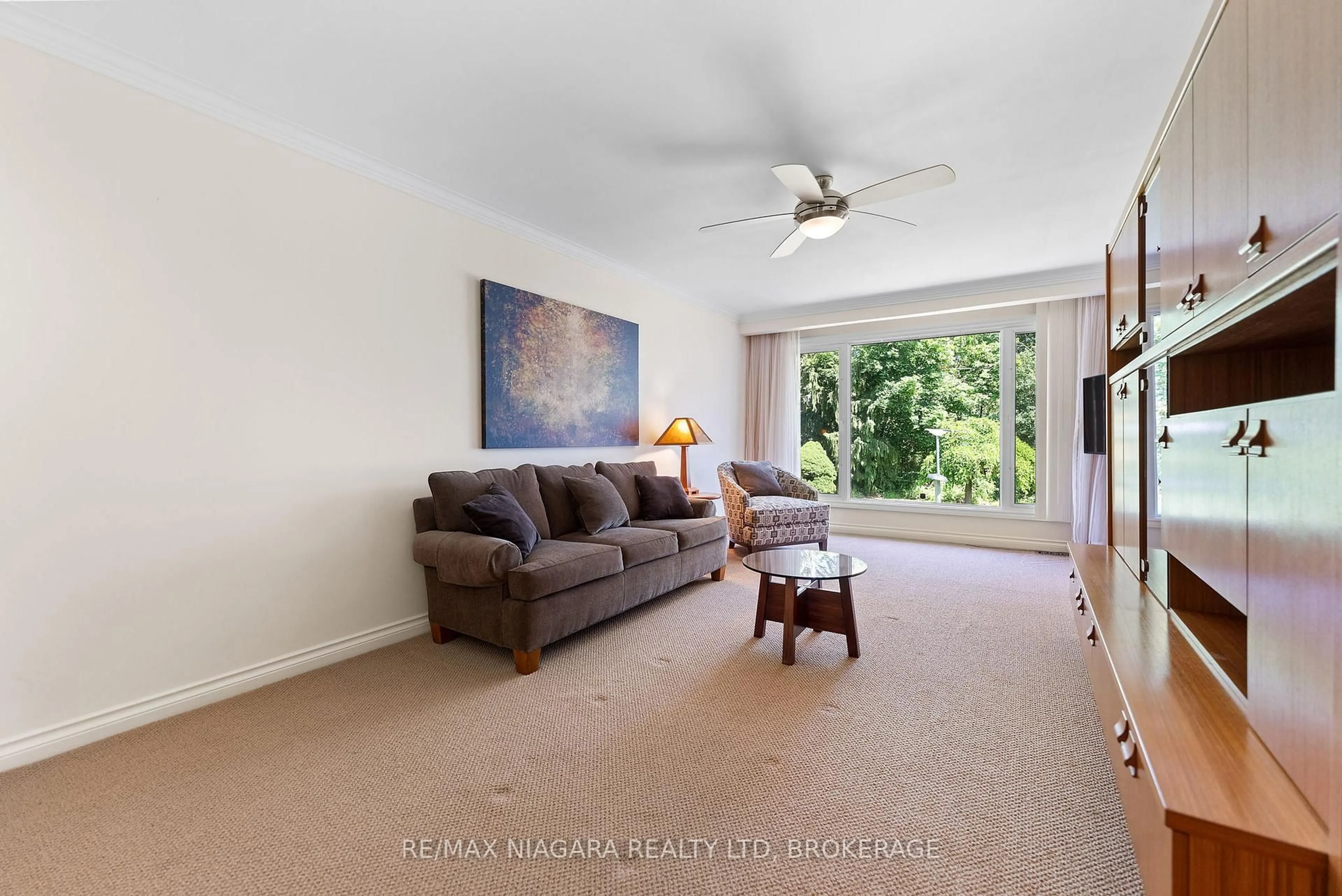 Living room with furniture, unknown for 47 Windermere Rd, St. Catharines Ontario L2T 3W1