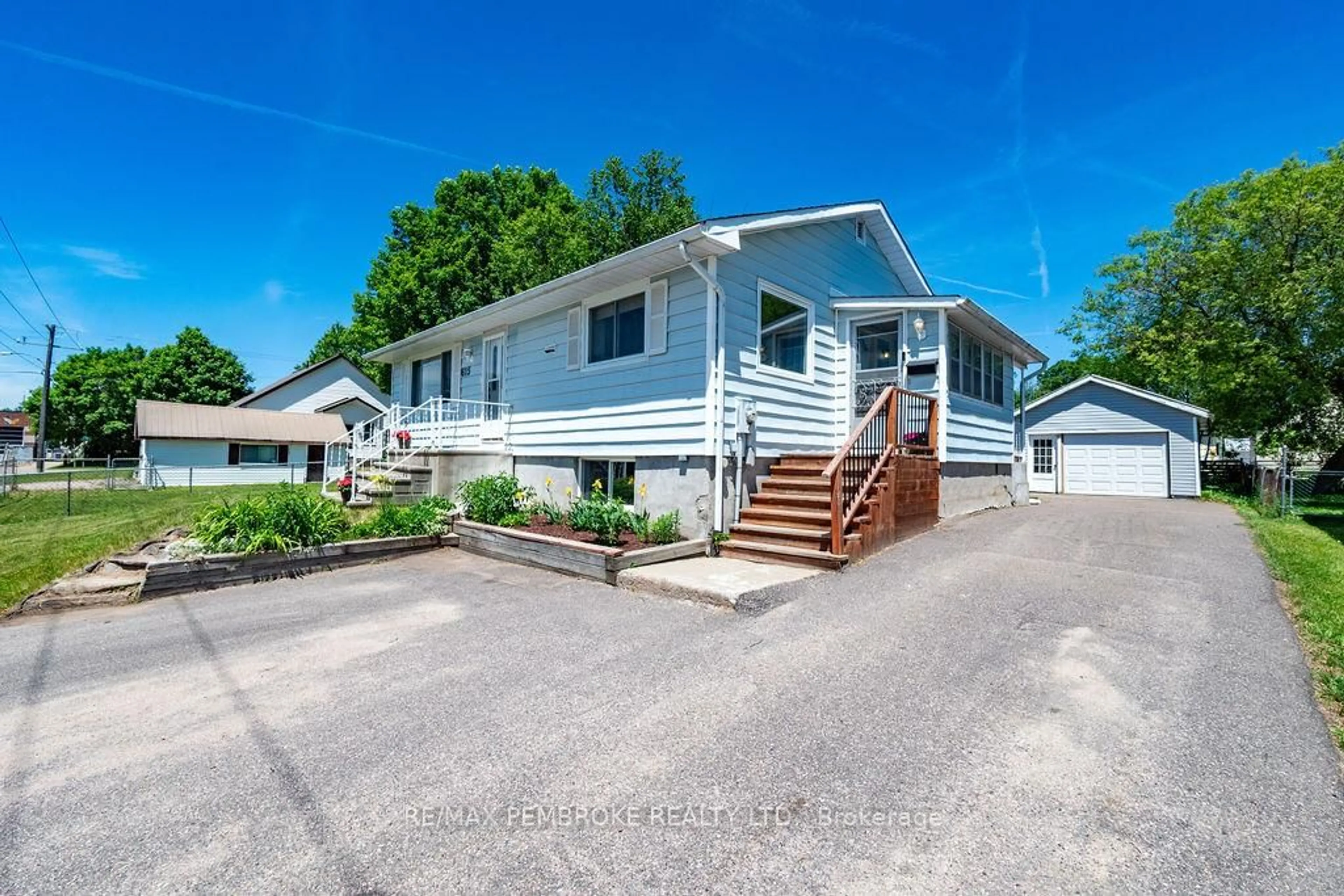 Home with vinyl exterior material, street for 615 Lorne St, Laurentian Valley Ontario K8A 6T3