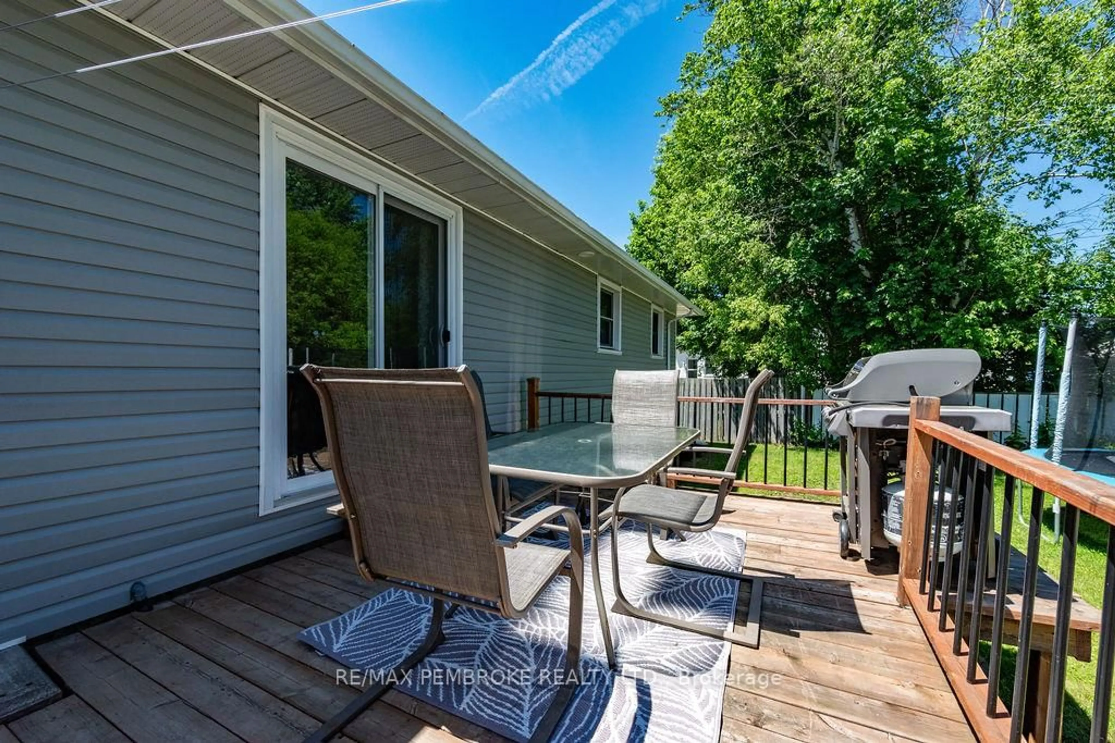 Patio, water/lake/river/ocean view for 615 Lorne St, Laurentian Valley Ontario K8A 6T3