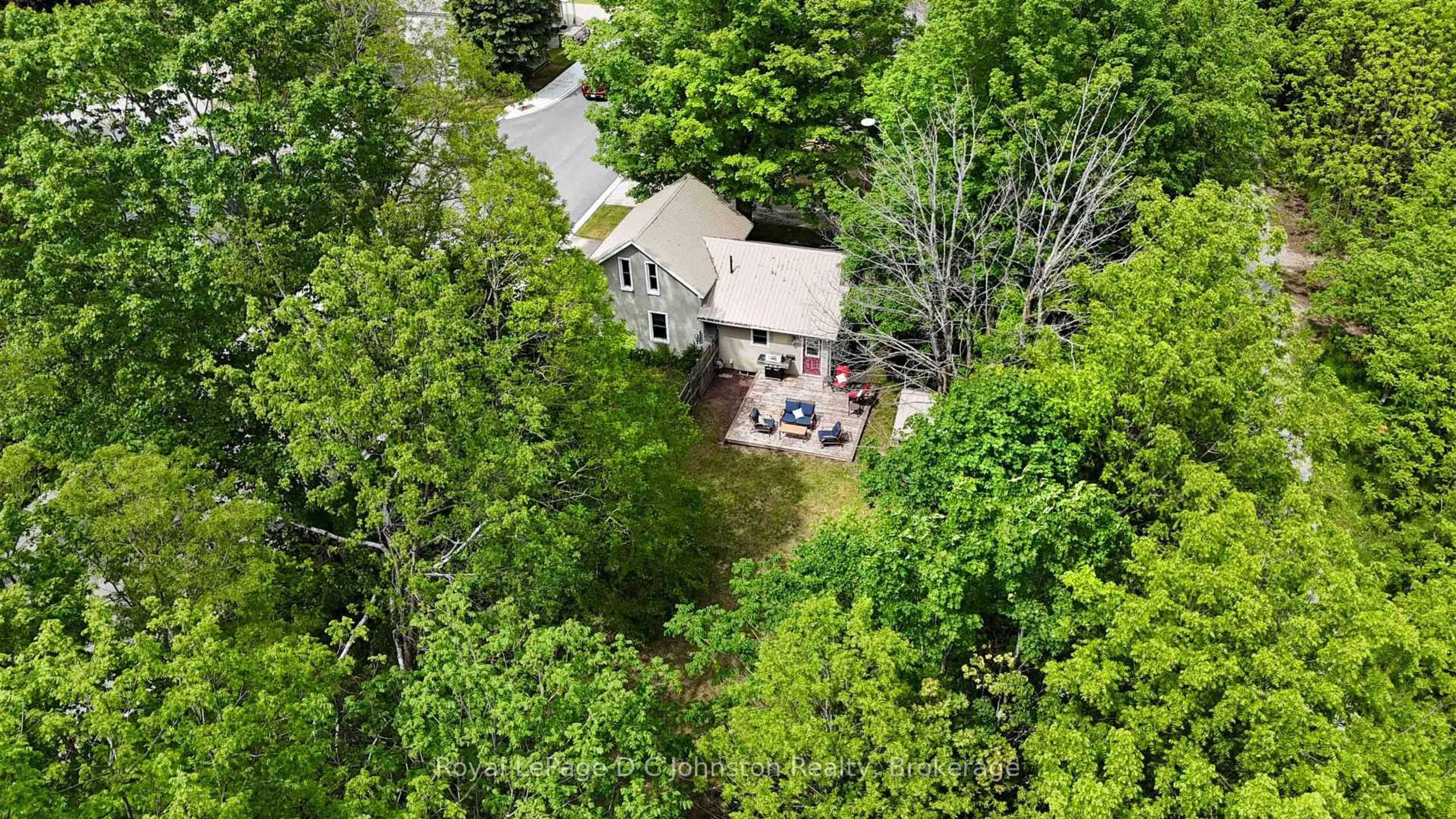 A pic from outside/outdoor area/front of a property/back of a property/a pic from drone, street for 561 Wellington St, Saugeen Shores Ontario N0H 2C4