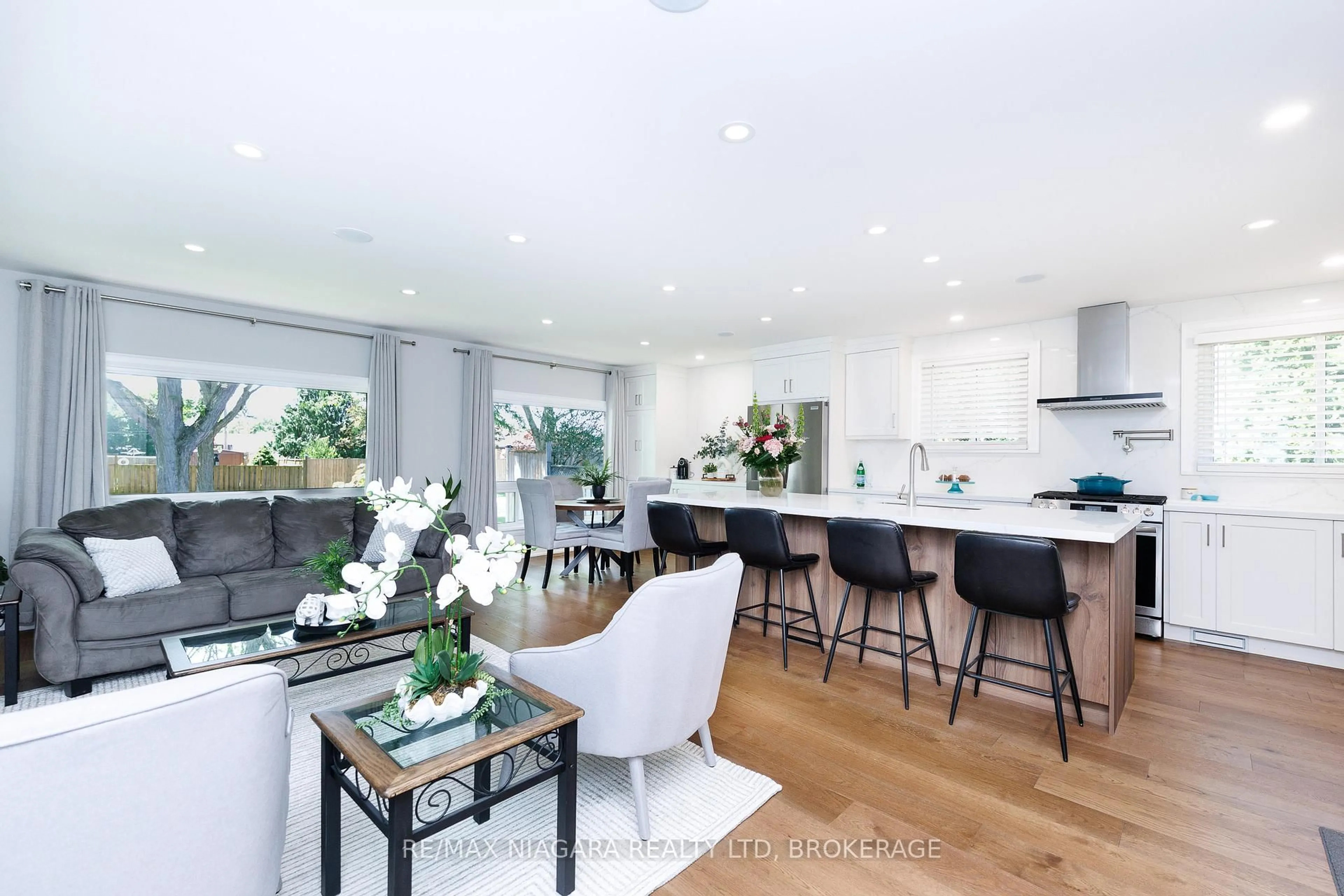 Open concept kitchen, unknown for 3100 Rapelje St, Niagara Falls Ontario L2G 7B8