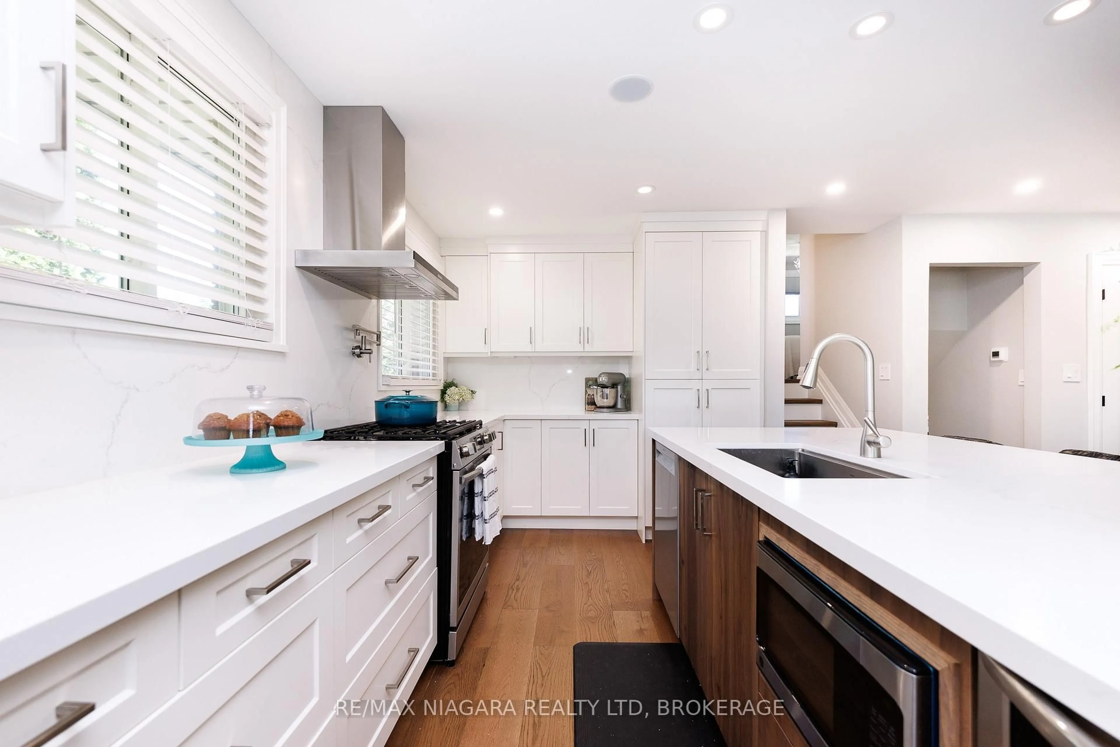 Contemporary kitchen, unknown for 3100 Rapelje St, Niagara Falls Ontario L2G 7B8