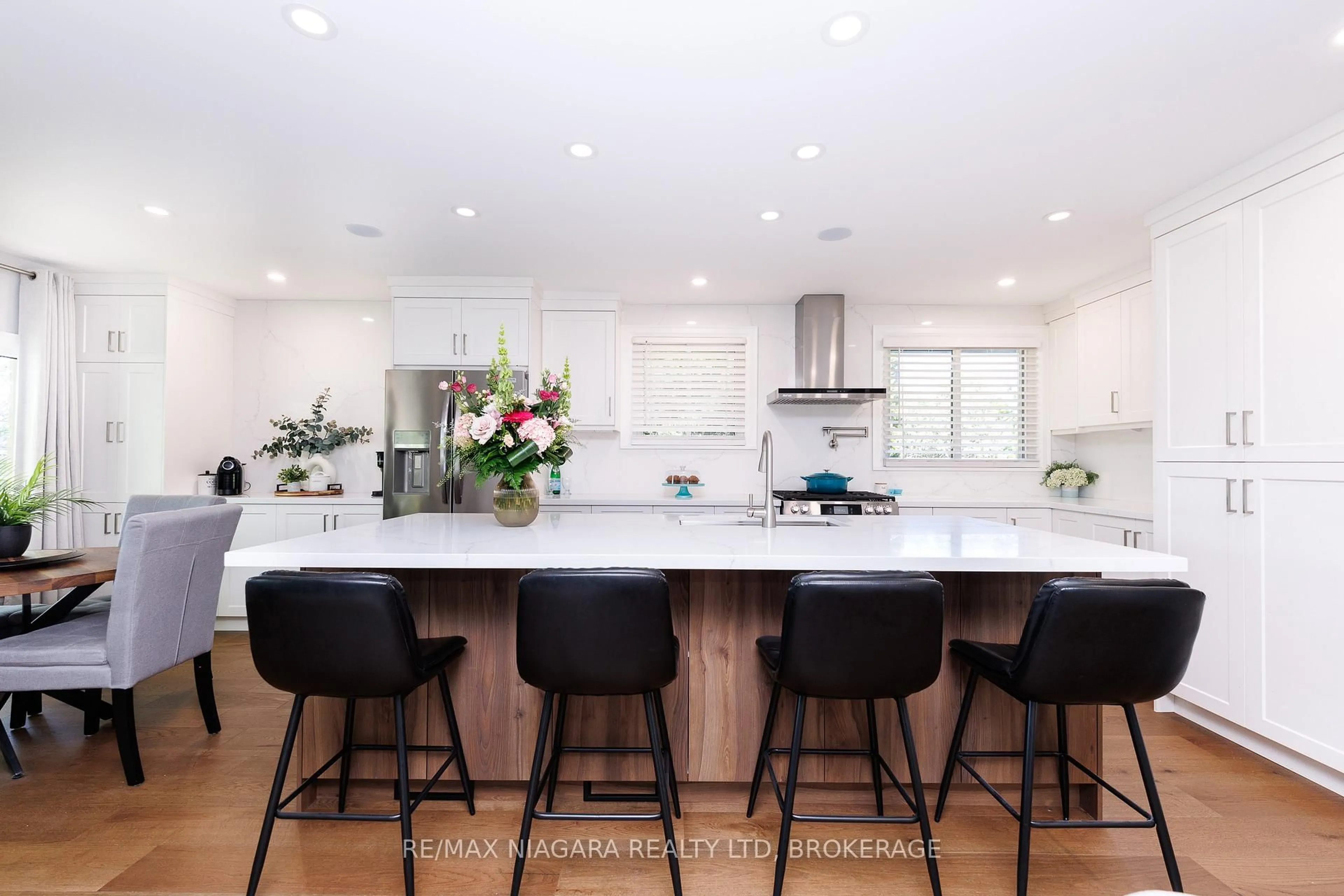 Contemporary kitchen, unknown for 3100 Rapelje St, Niagara Falls Ontario L2G 7B8