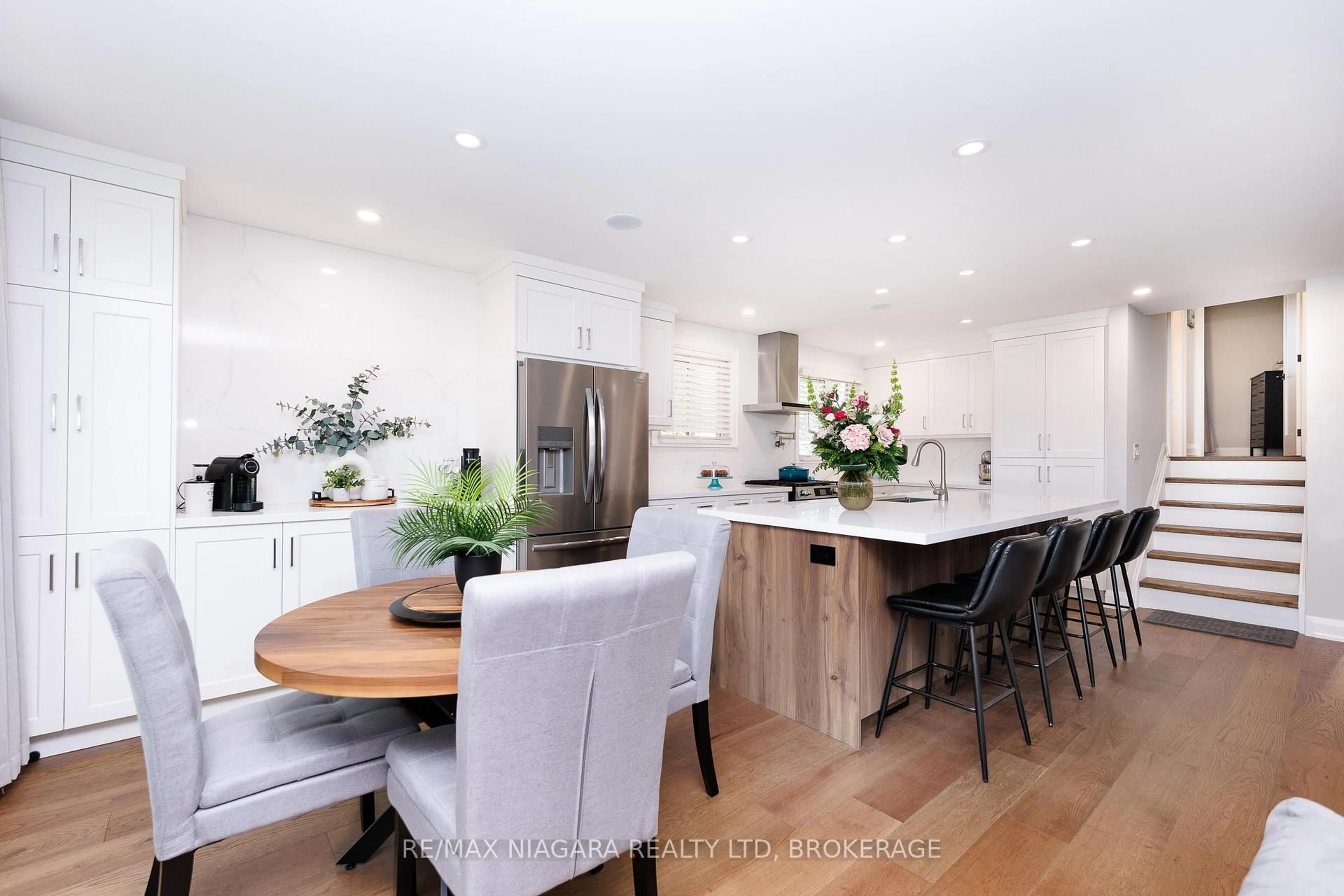 Open concept kitchen, wood/laminate floor for 3100 Rapelje St, Niagara Falls Ontario L2G 7B8