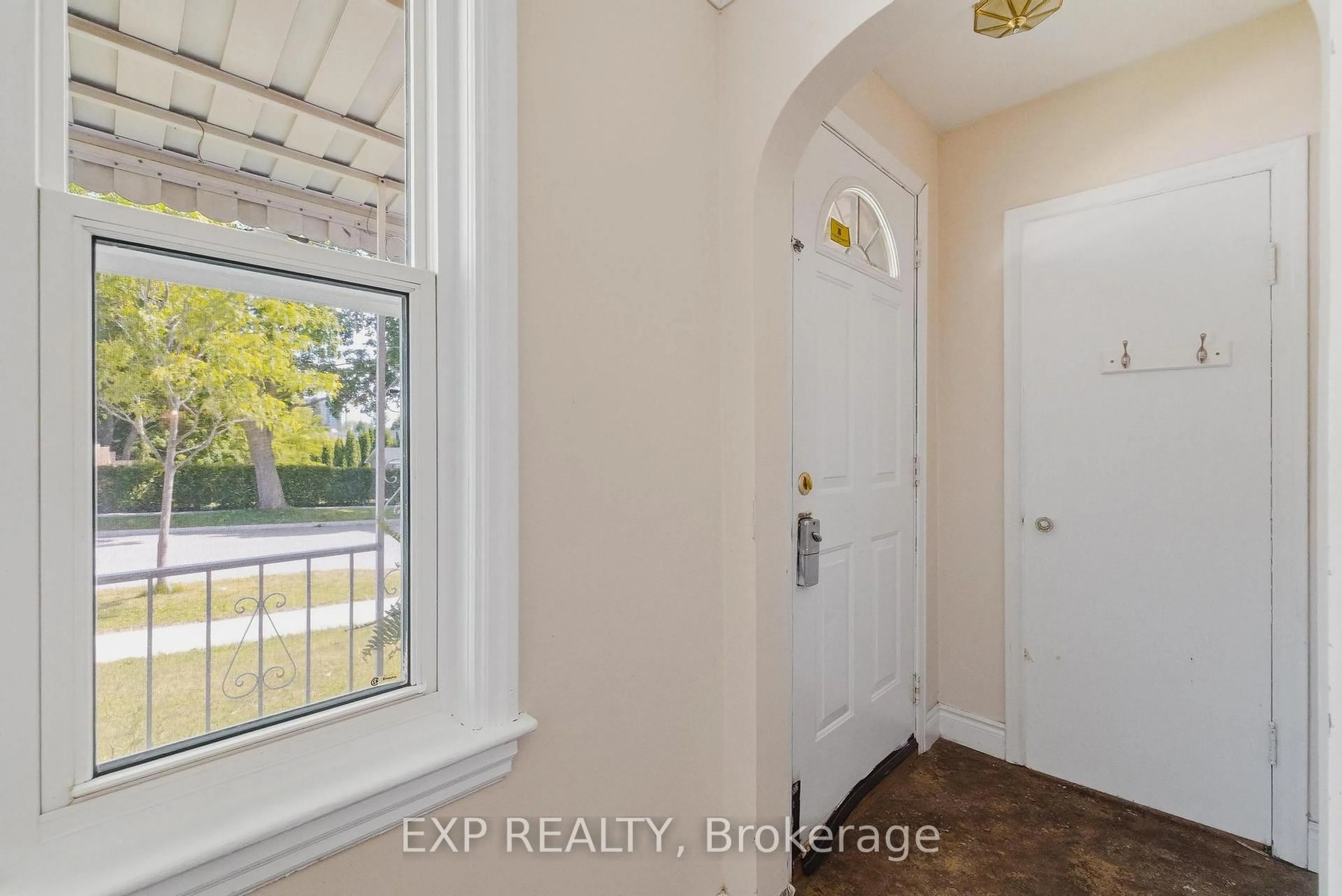 Indoor entryway for 61 Hillview St, Kitchener Ontario N2H 5P9