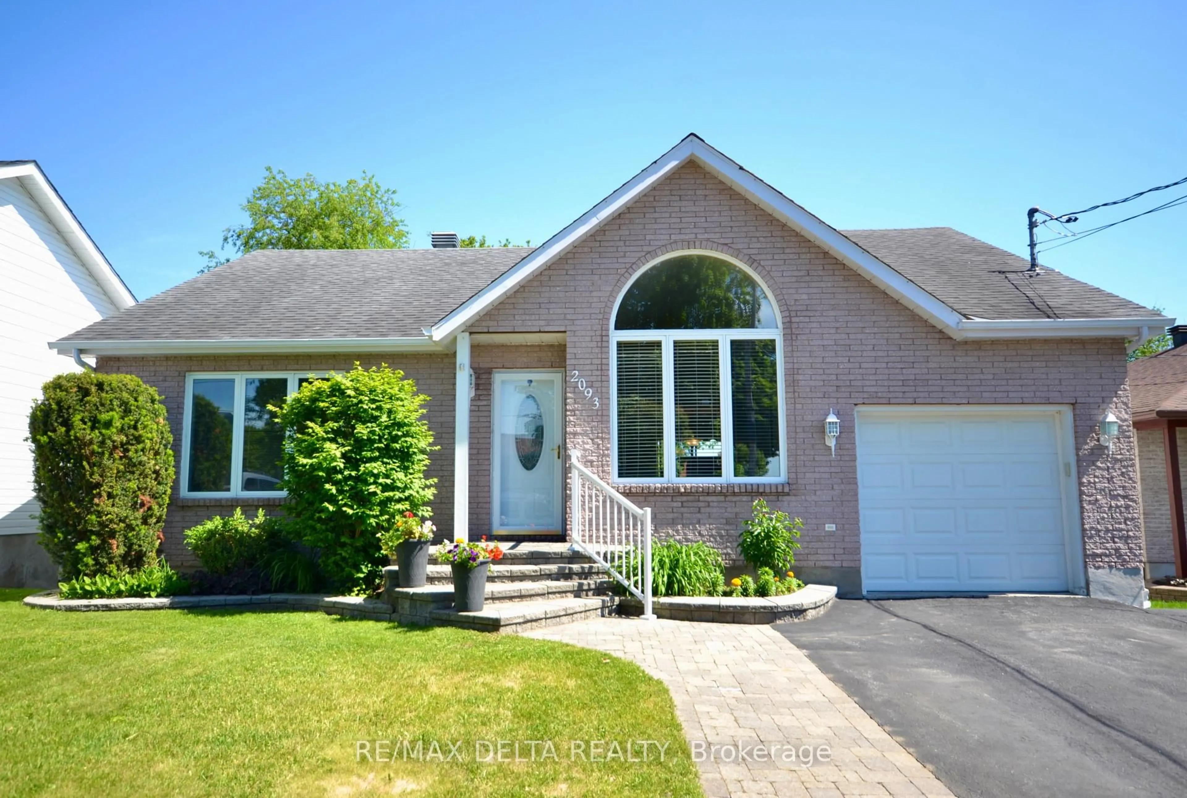 Home with vinyl exterior material, street for 2093 Woods St, Clarence-Rockland Ontario K4K 1H7