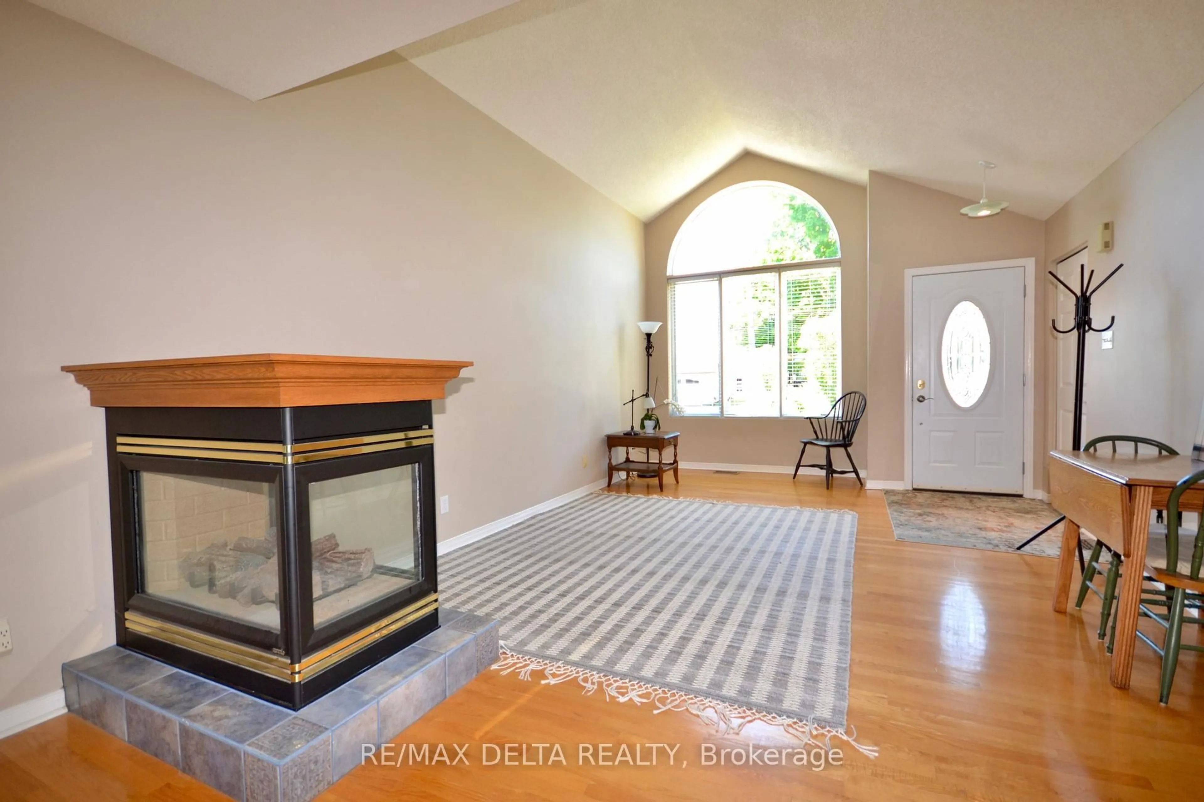 Indoor entryway for 2093 Woods St, Clarence-Rockland Ontario K4K 1H7