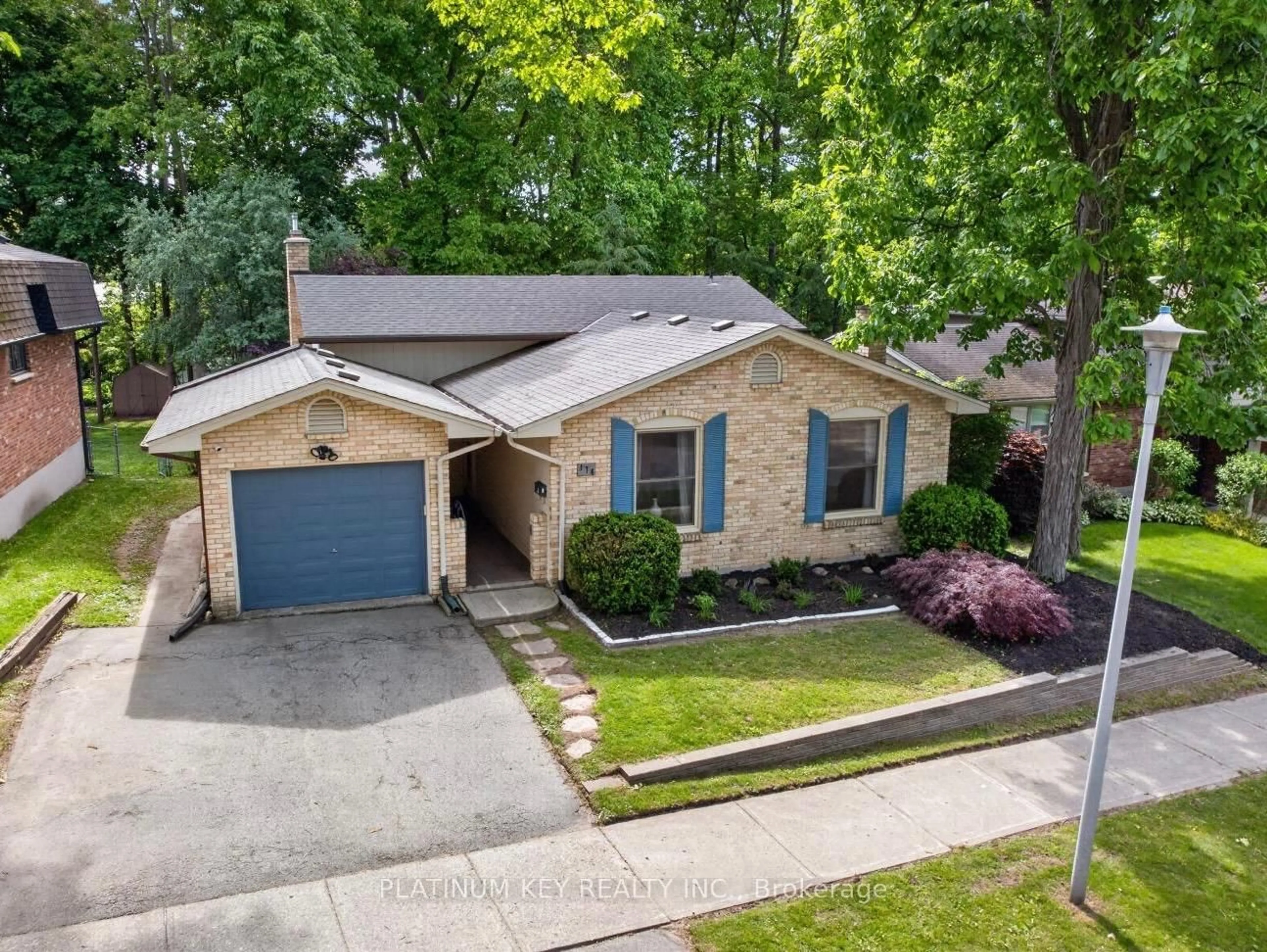 A pic from outside/outdoor area/front of a property/back of a property/a pic from drone, street for 176 Dearborn Ave, London South Ontario N6K 2W7