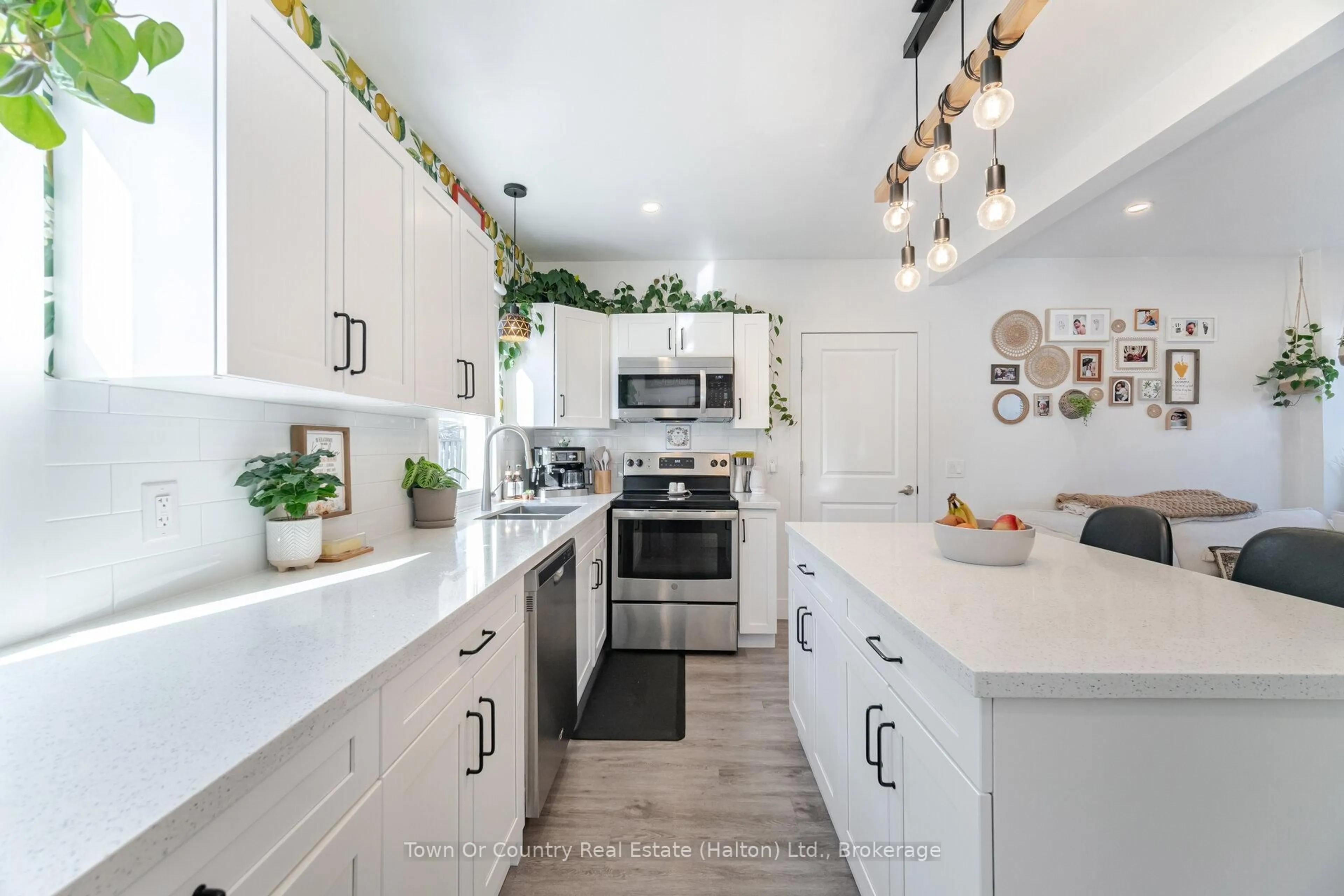 Open concept kitchen, ceramic/tile floor for 23 Prince St, St. Catharines Ontario L2R 3X6