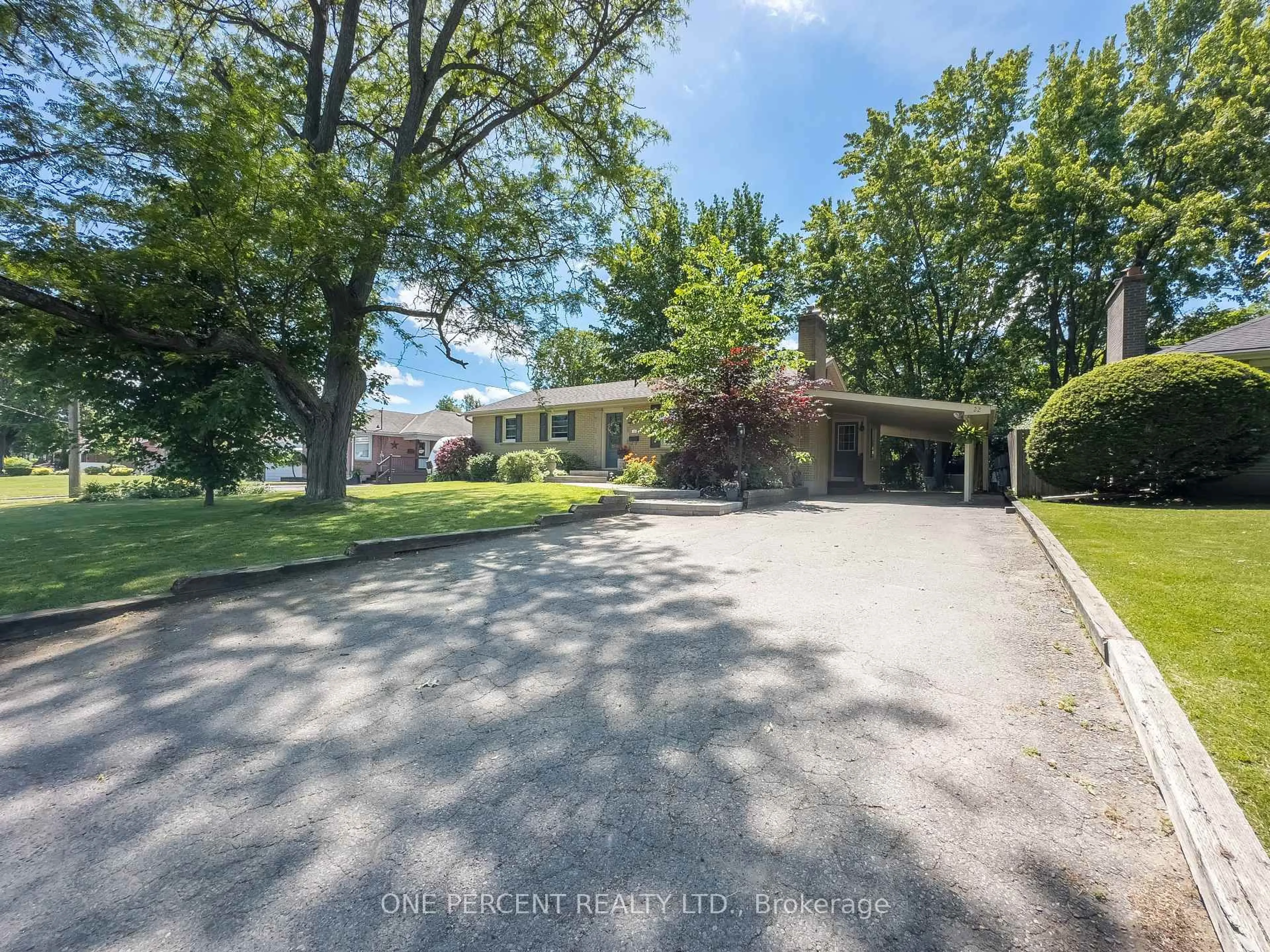 A pic from outside/outdoor area/front of a property/back of a property/a pic from drone, street for 22 BRADGATE Rd, Belleville Ontario K8N 4M8