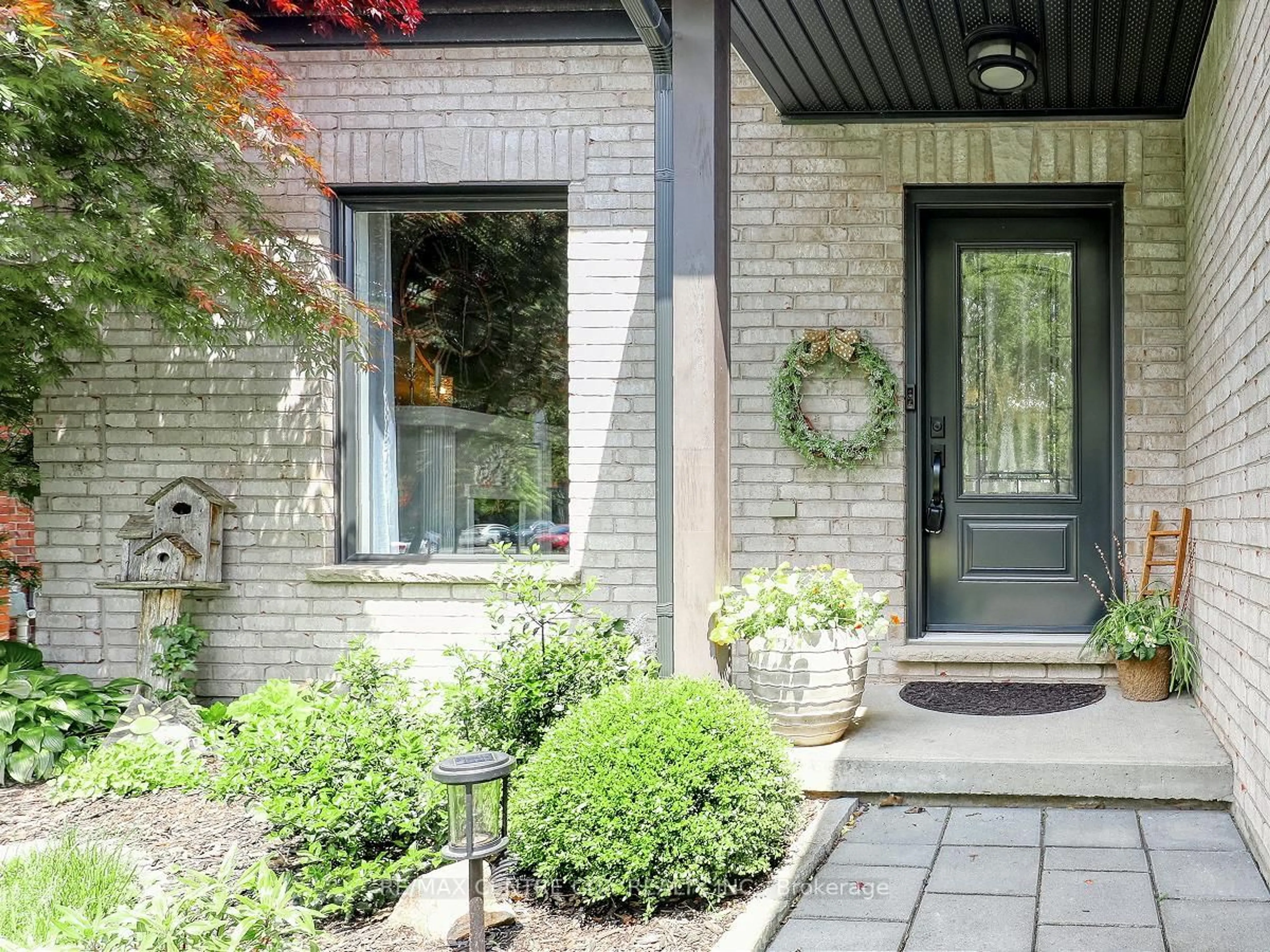 Indoor entryway for 2 Stoneycreek Cres, London North Ontario N5X 3X4