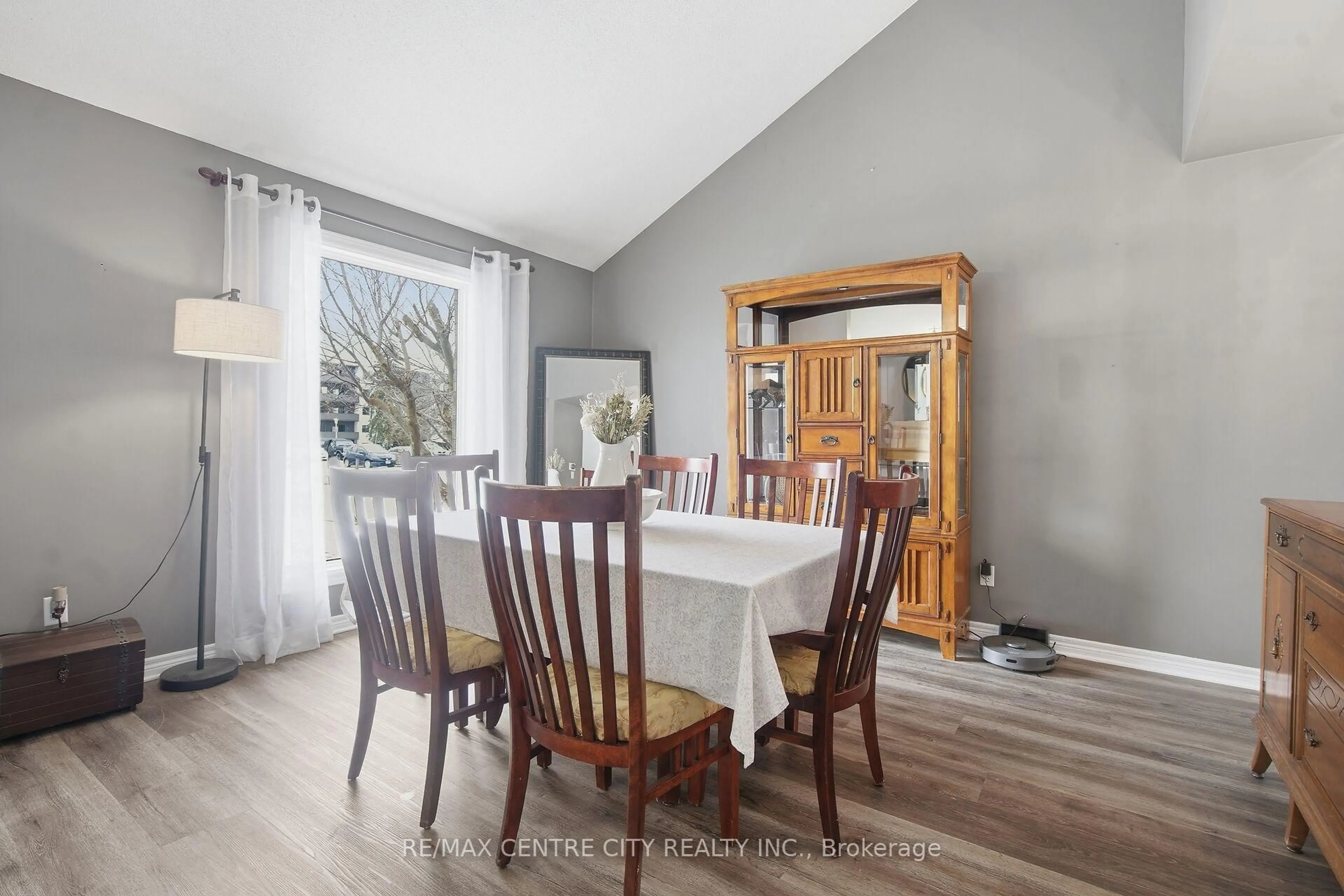 Dining room, wood/laminate floor for 2 Stoneycreek Cres, London North Ontario N5X 3X4
