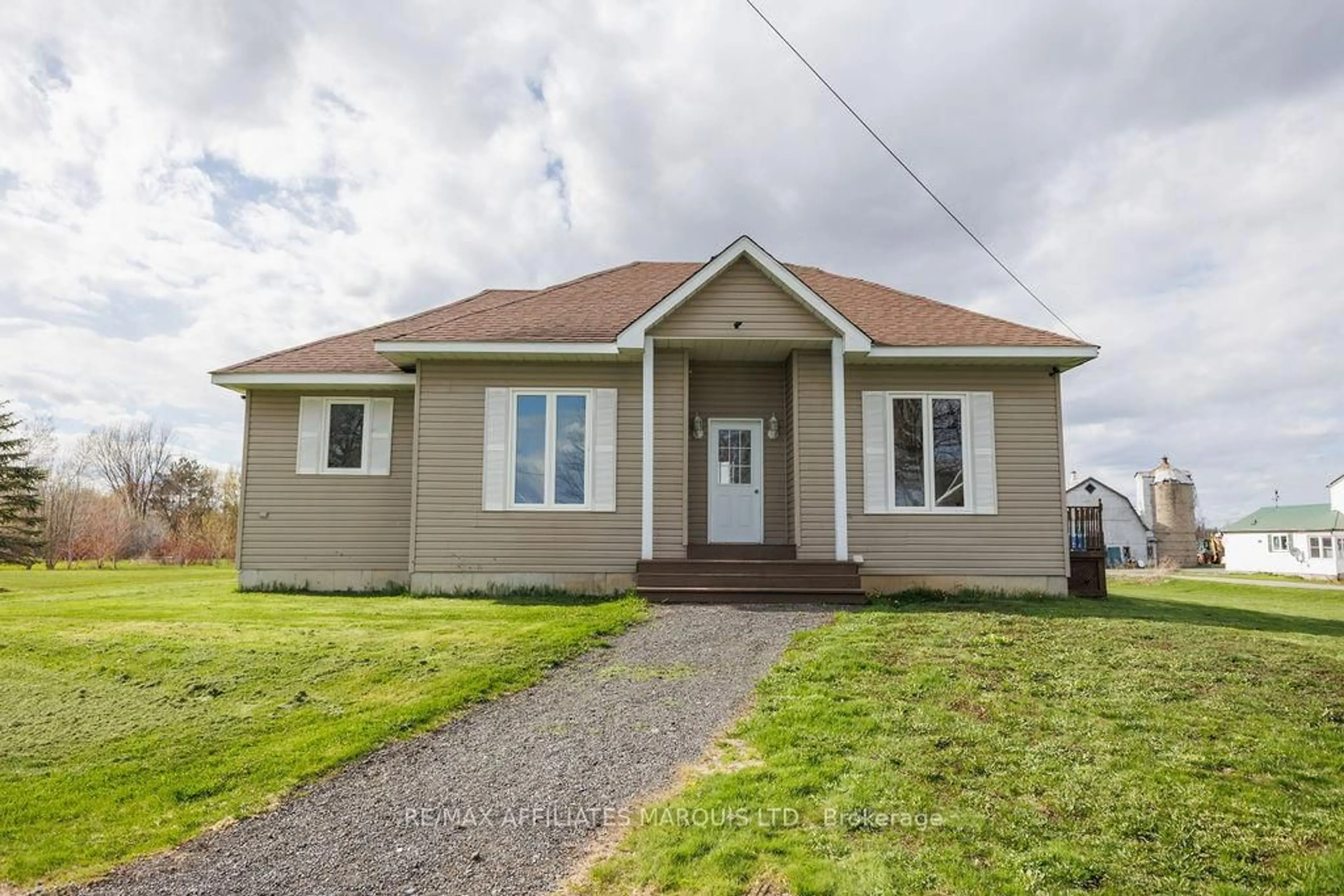Home with vinyl exterior material, building for 19249 County 2 Rd, South Glengarry Ontario K0C 2E0