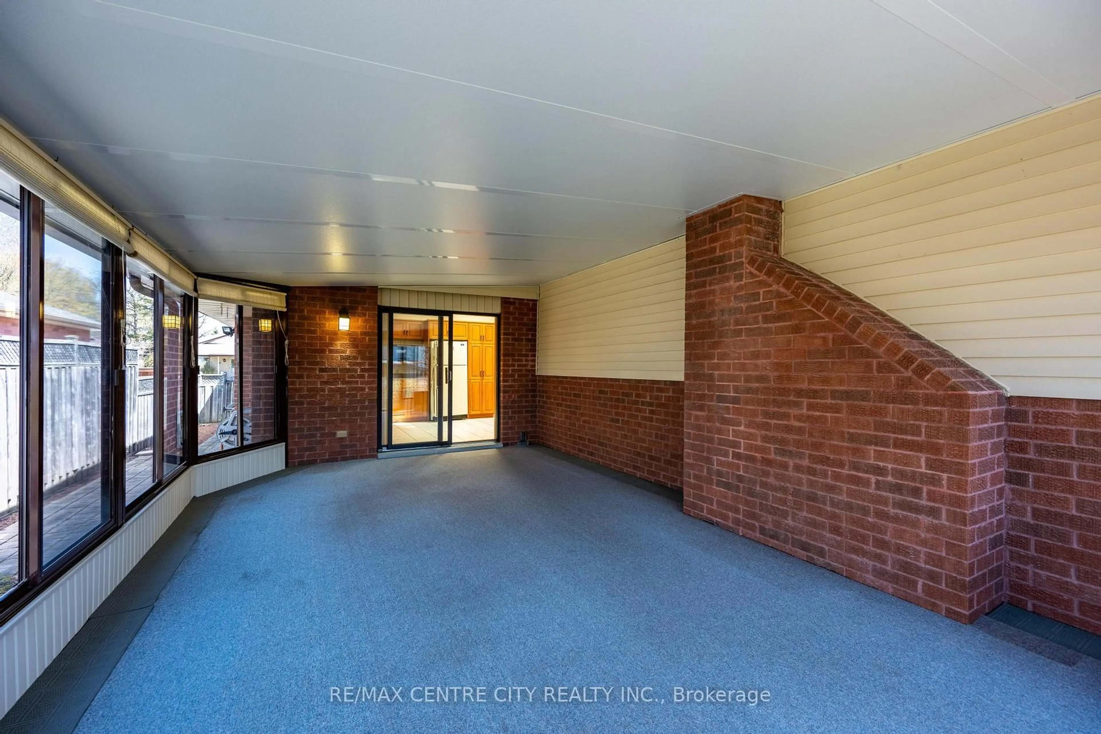 Indoor foyer for 22 Saddy Cres, London East Ontario N5V 3W1