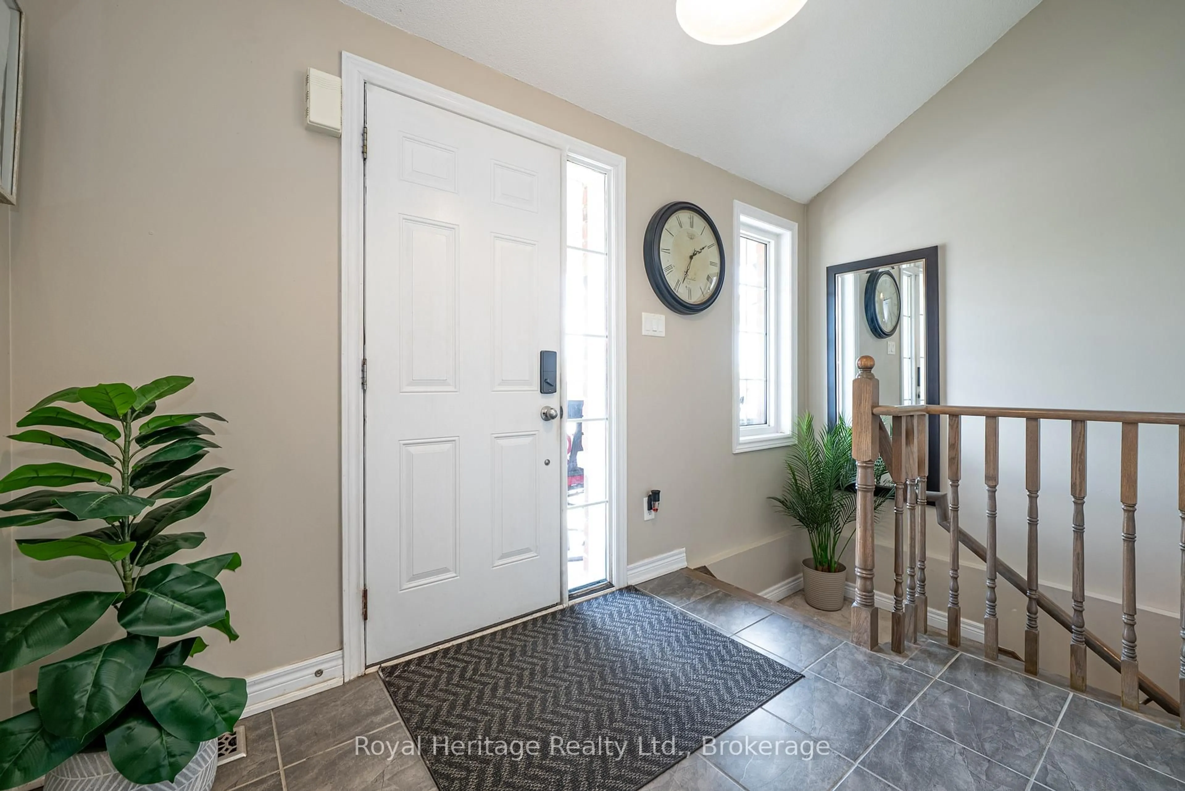 Indoor entryway for 862 Emery Way, Peterborough Ontario K9J 0H7