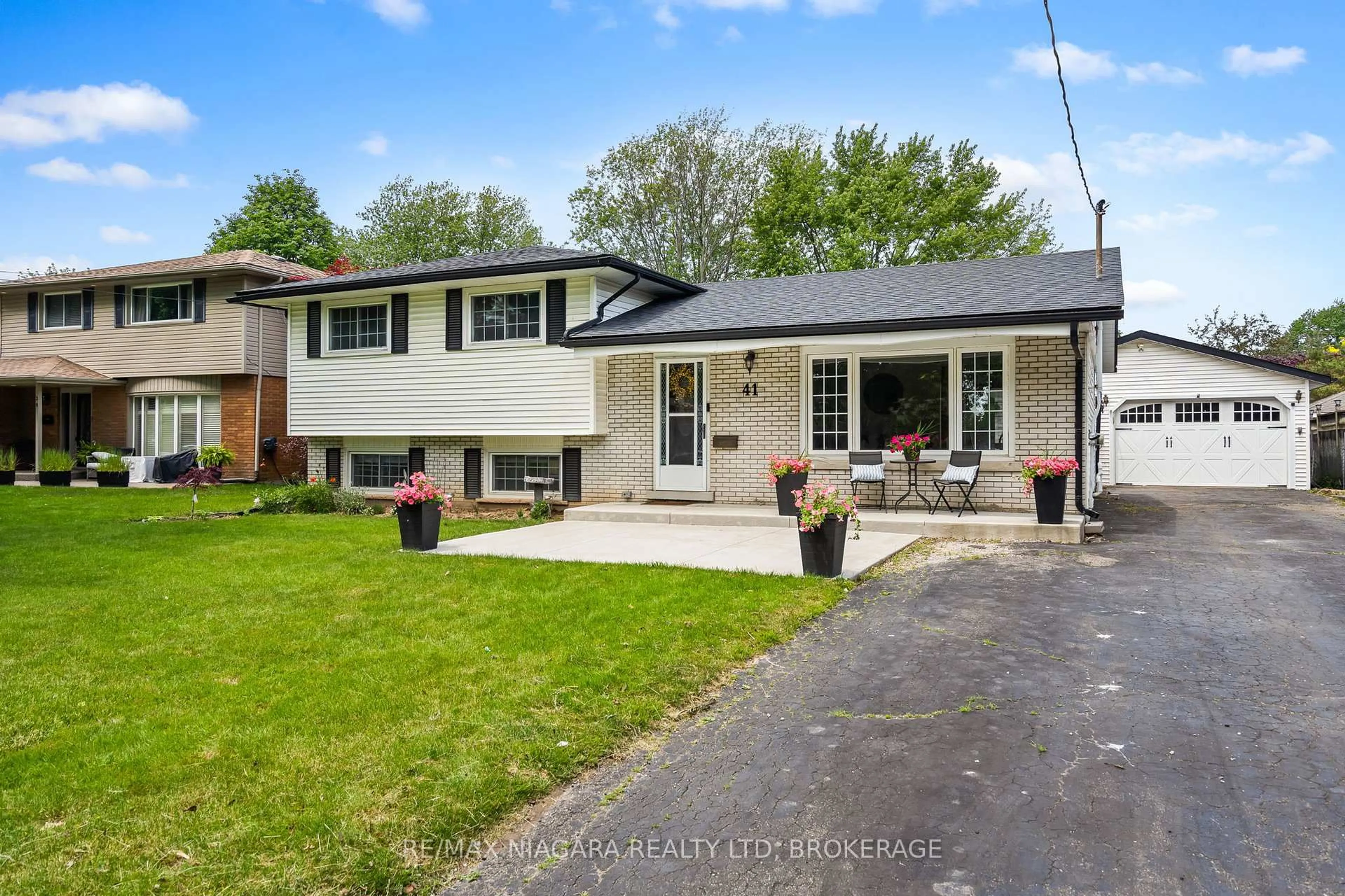 Home with vinyl exterior material, street for 41 OLD COACH Rd, St. Catharines Ontario L2N 2P6