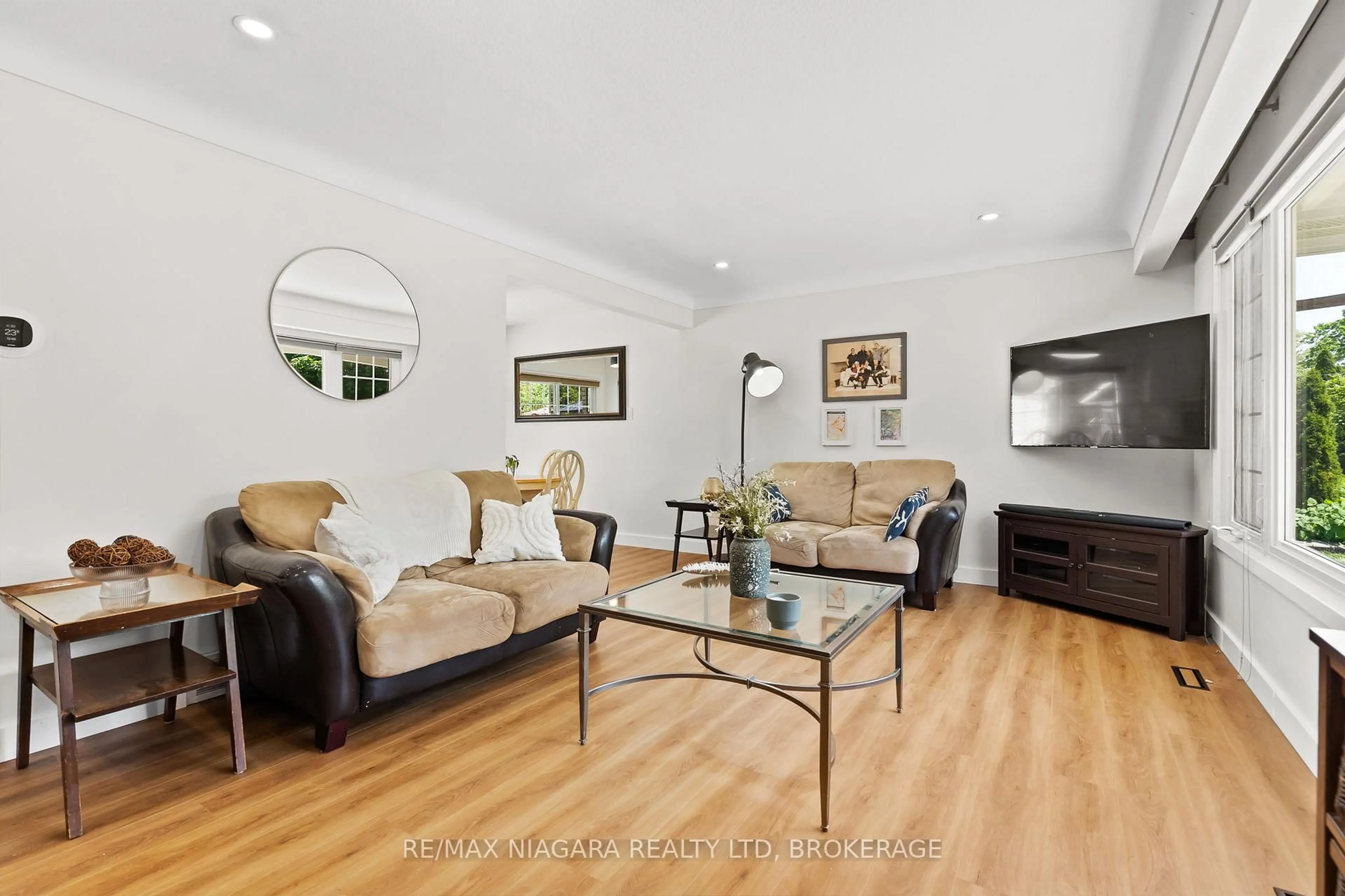Living room with furniture, wood/laminate floor for 41 OLD COACH Rd, St. Catharines Ontario L2N 2P6