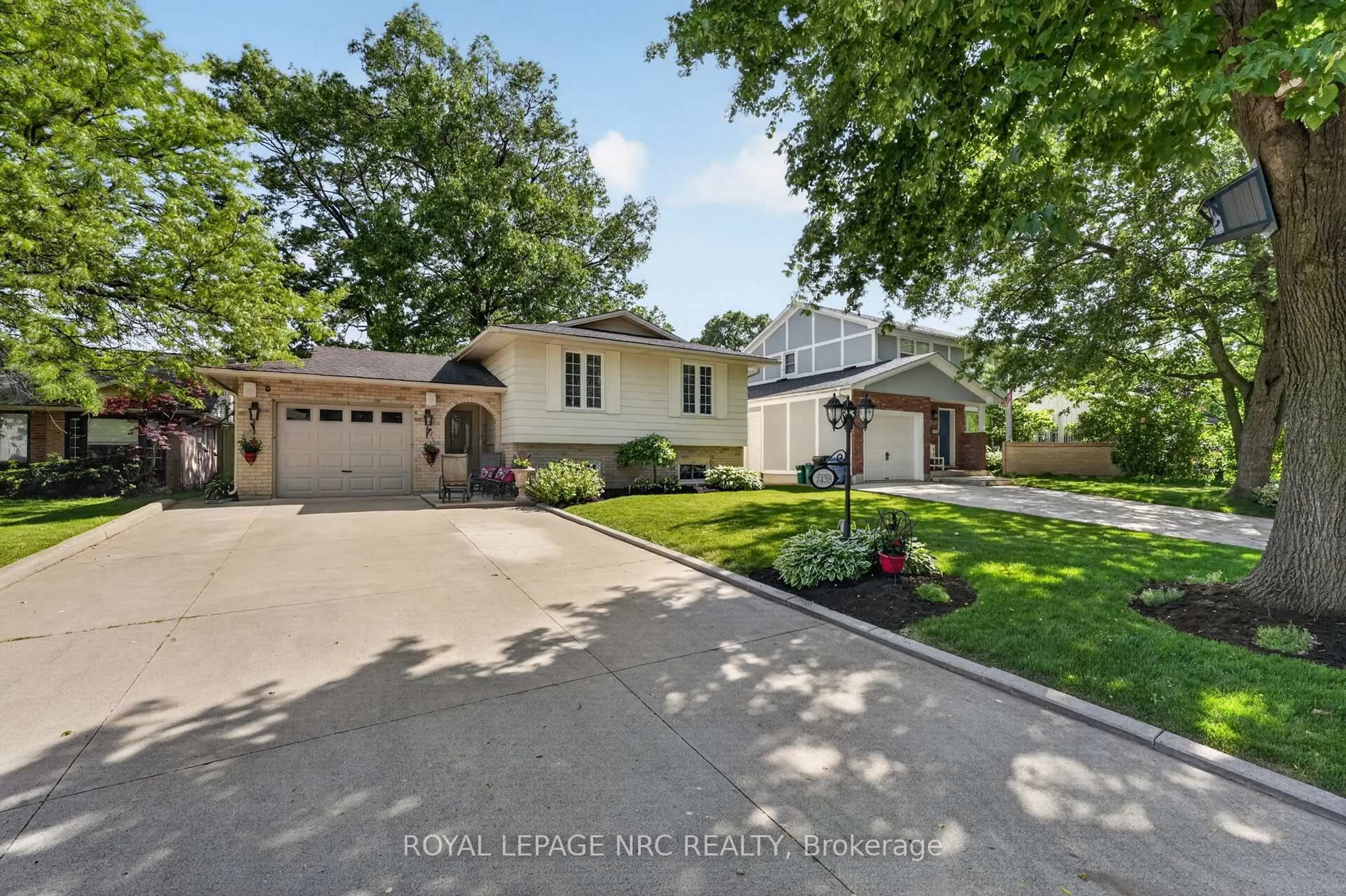 A pic from outside/outdoor area/front of a property/back of a property/a pic from drone, street for 7438 Petrullo Crt, Niagara Falls Ontario L2H 2K4