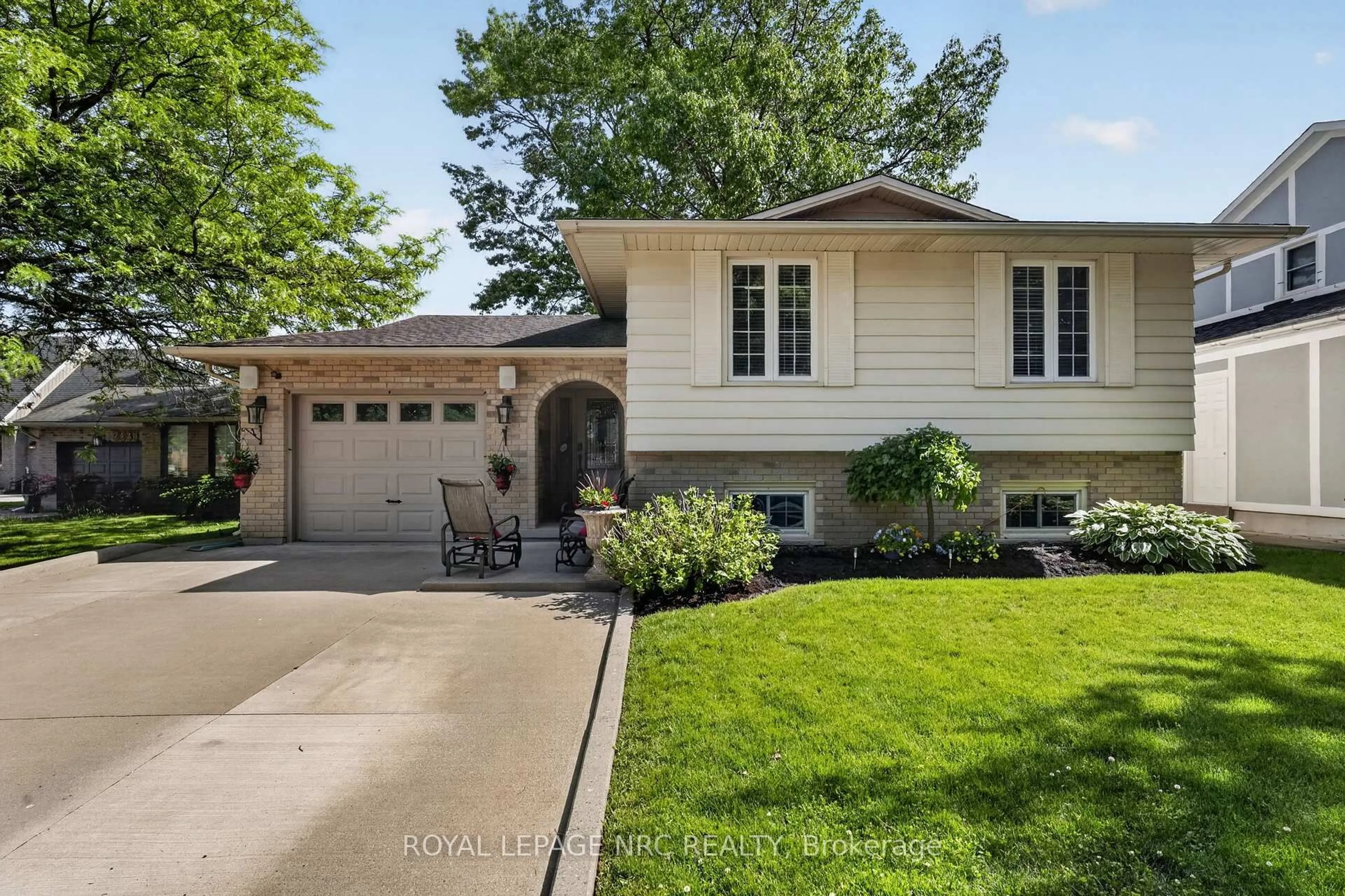 Home with vinyl exterior material, street for 7438 Petrullo Crt, Niagara Falls Ontario L2H 2K4